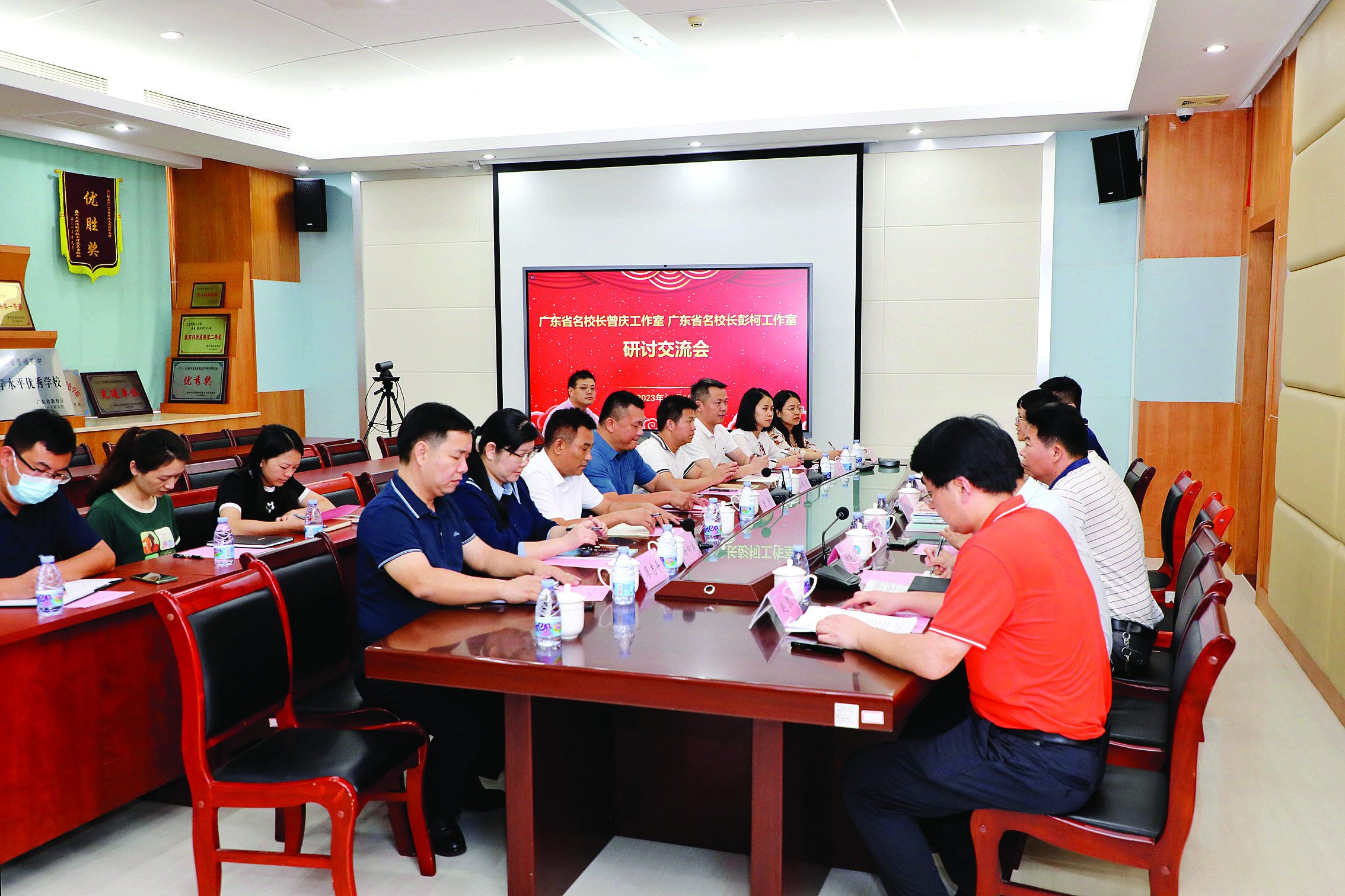     大亚湾第一中学开展省名校长工作室研讨交流。