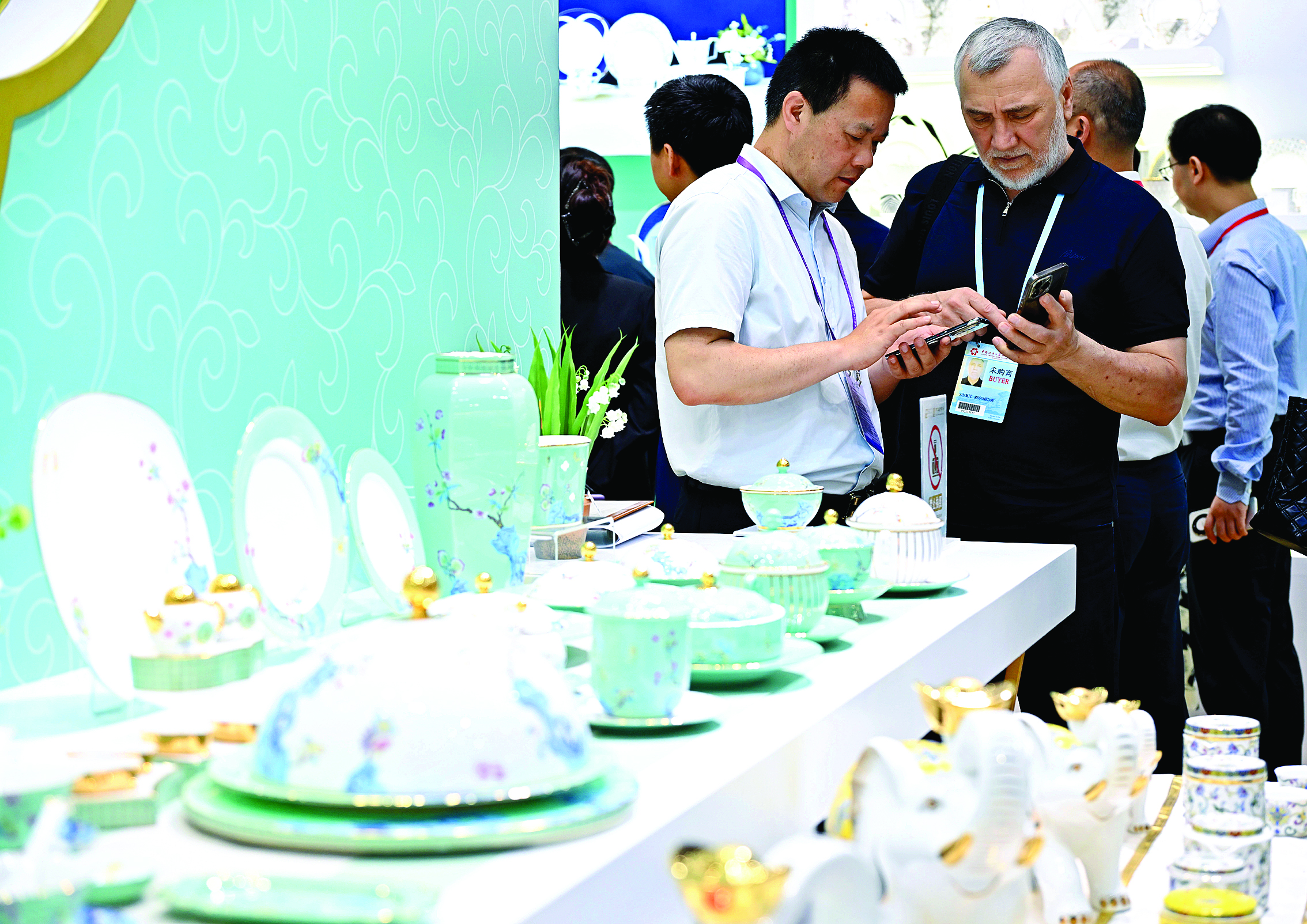     境外采购商在第137届广交会瓷器展区洽谈。