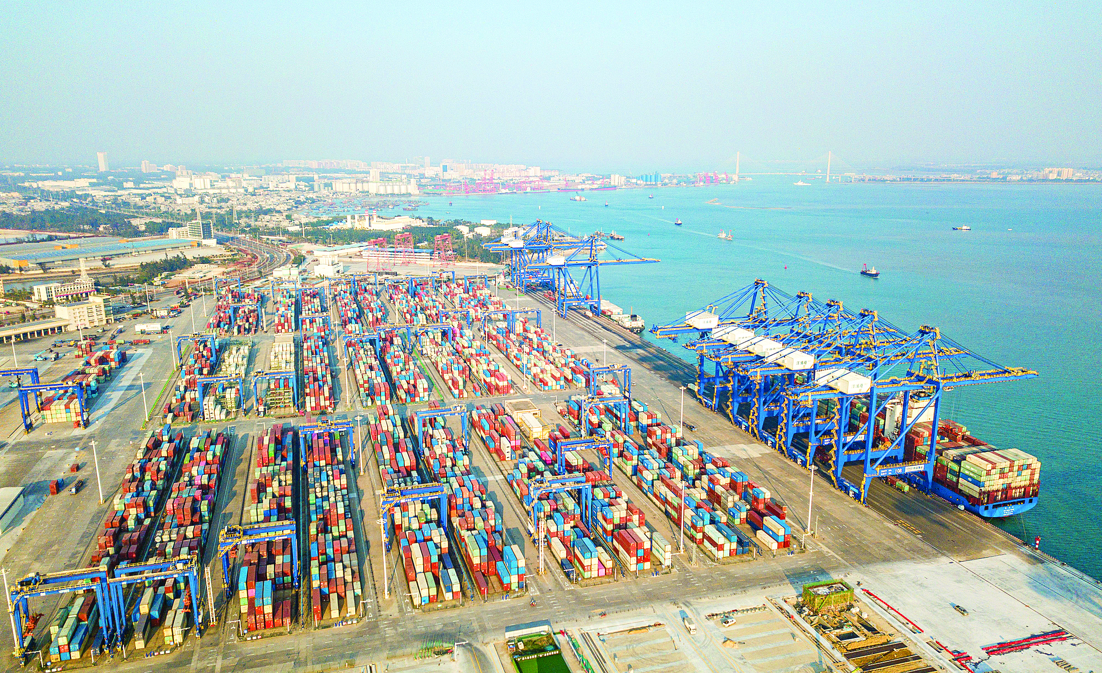     这是在海南洋浦经济开发区拍摄的洋浦国际集装箱码头，洋浦港是我国西部陆海新通道和海南自贸港建设重要的国际航运枢纽。本组图片 新华社发