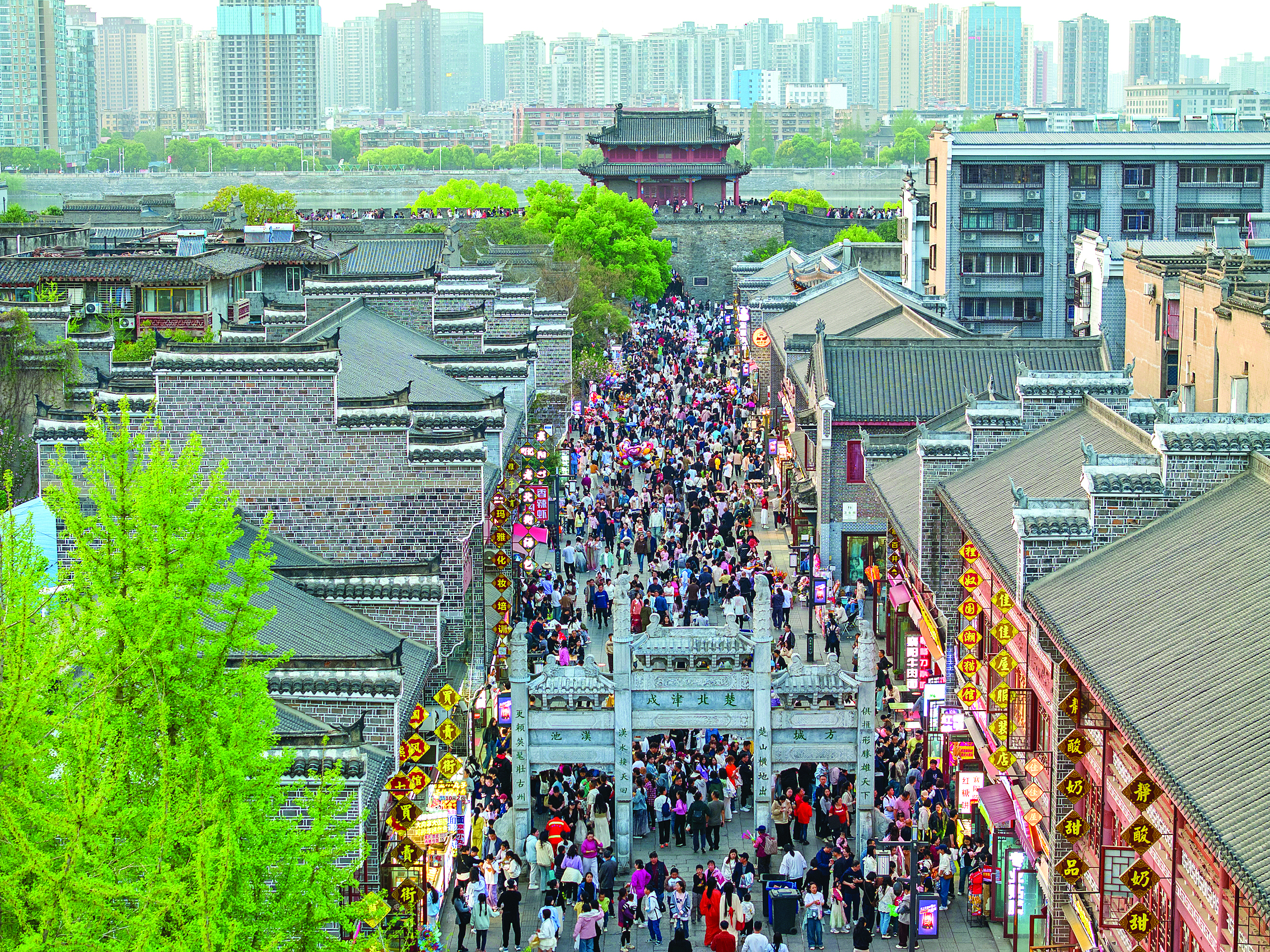     游客在湖北省襄阳古城北街游览。