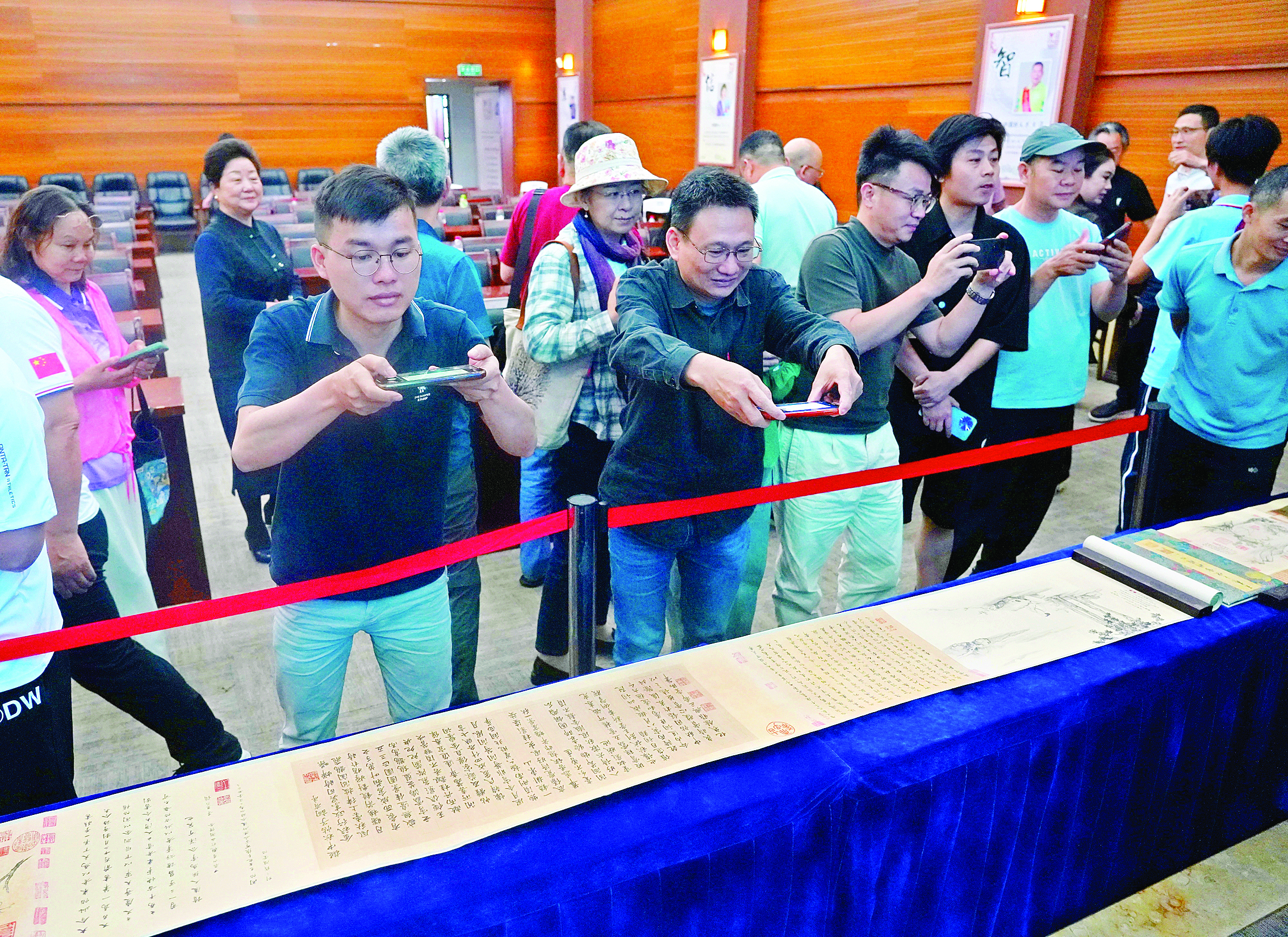     “三希帖”吸引众多书法爱好者前来观看。    惠州日报记者朱金赞 摄
