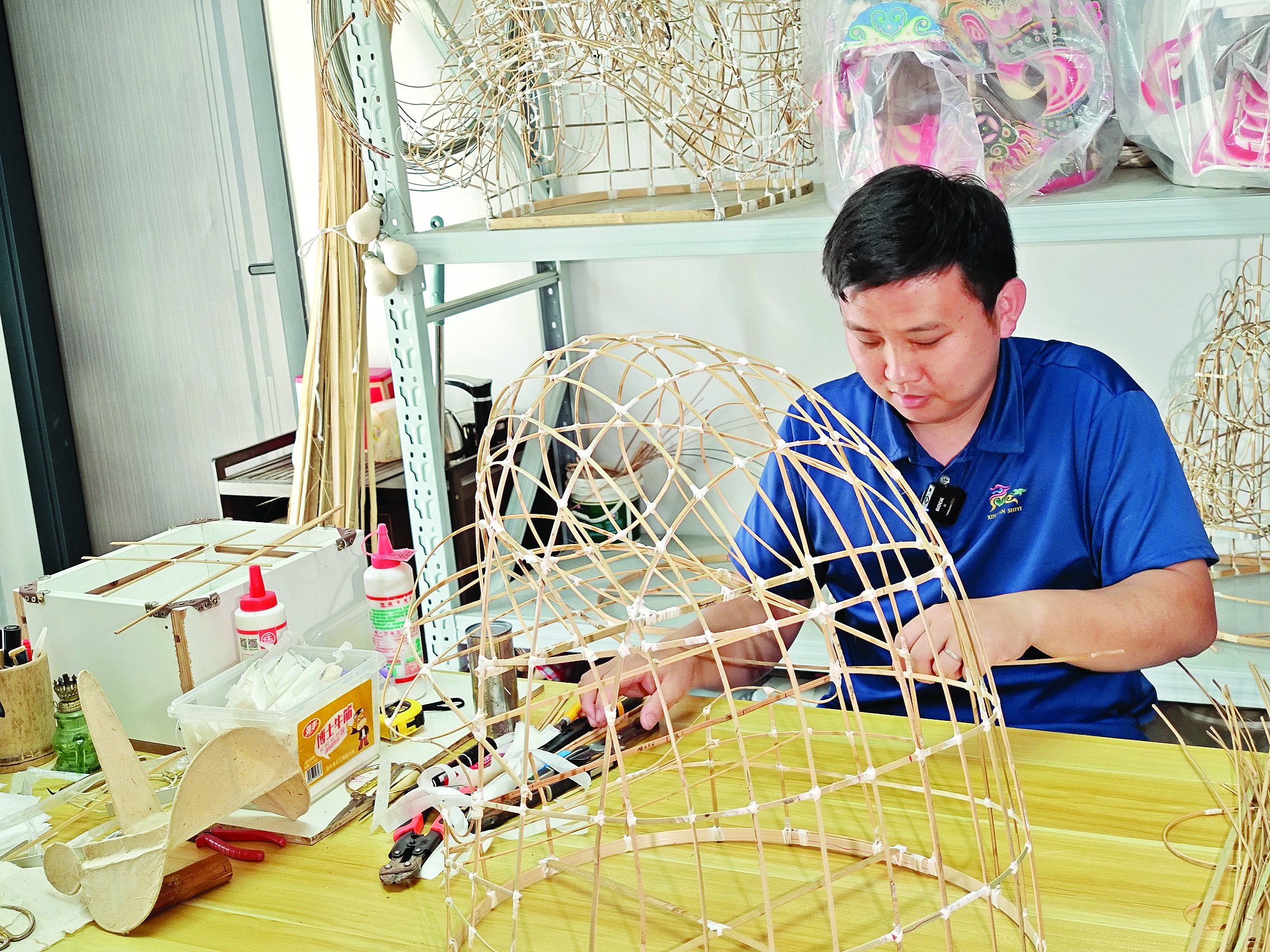     颜新权在给麒麟头扎架子。