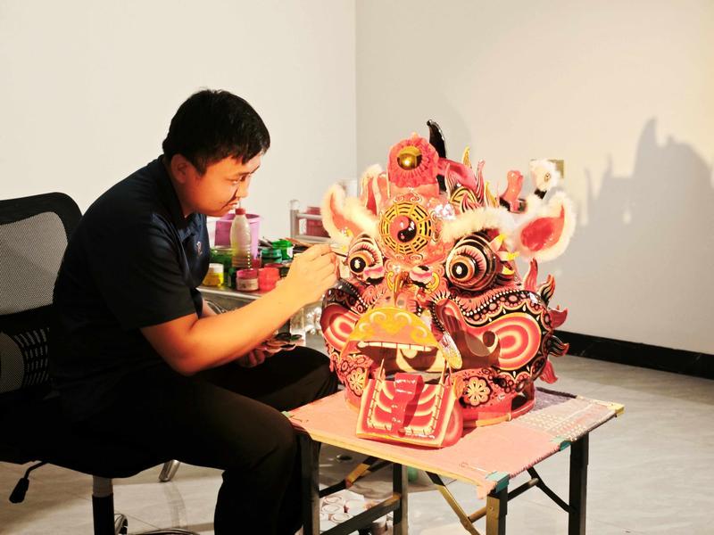     【麒麟头】颜新权仔制作麒麟头。