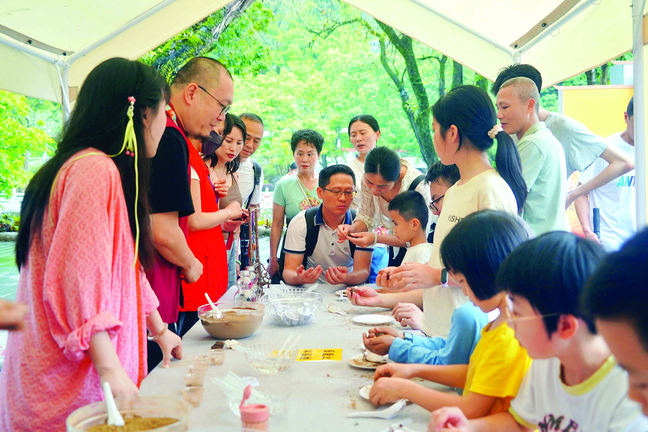     游客参加罗浮山景区香道体验活动。    惠州日报记者卢泓宇 摄