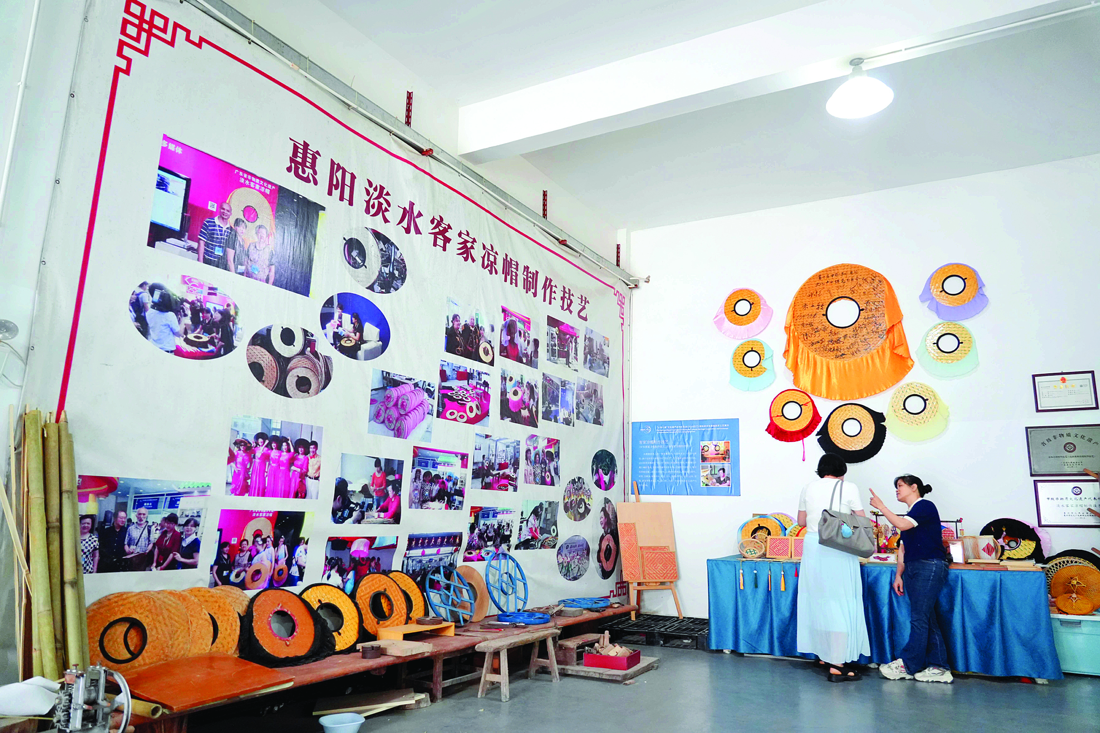     陈瑾瑜将自己的家打造成客家凉帽传承基地。