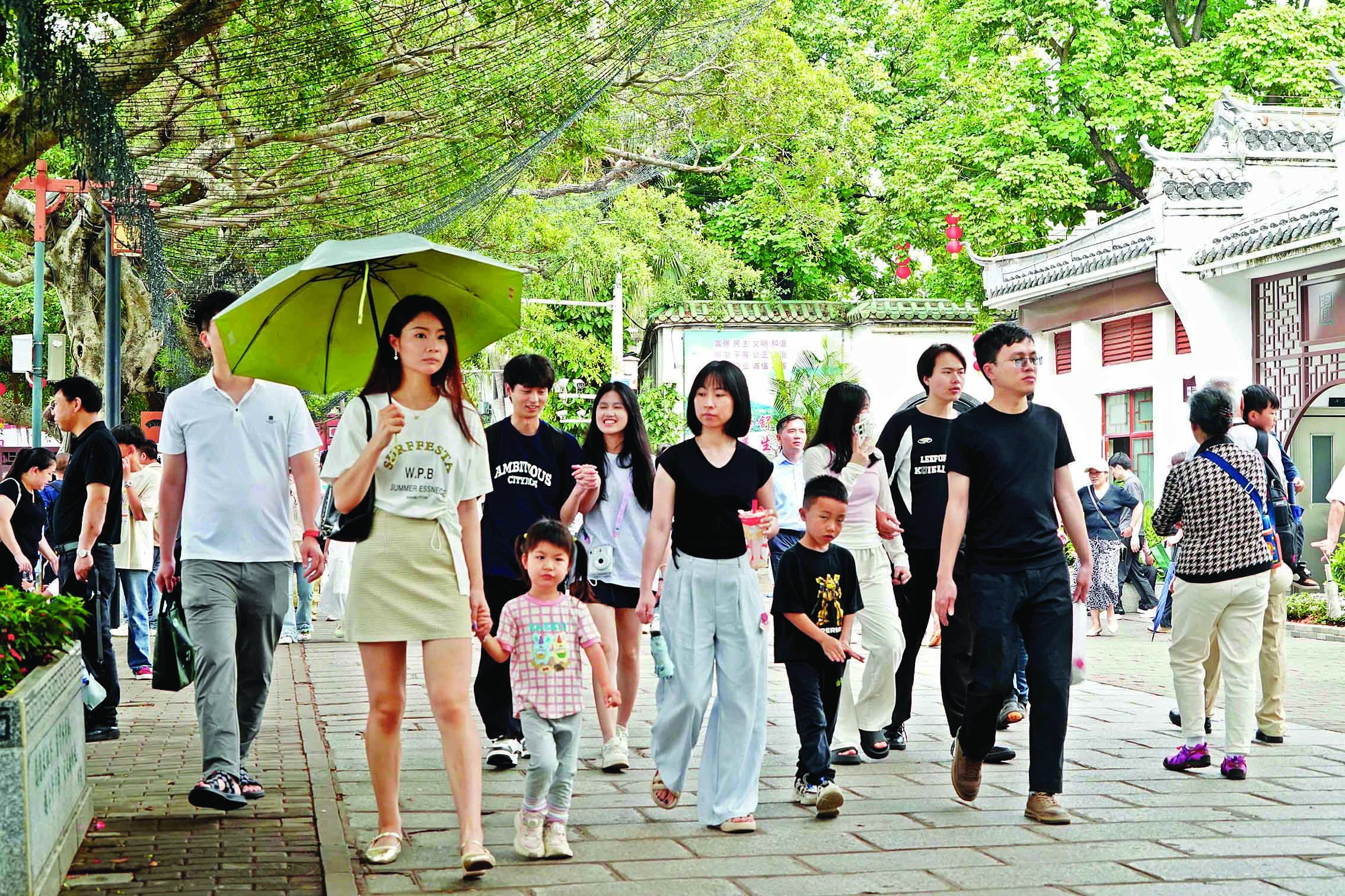     “五一”假期首日，惠州西湖景区游人如织。惠州日报记者李松权 摄
