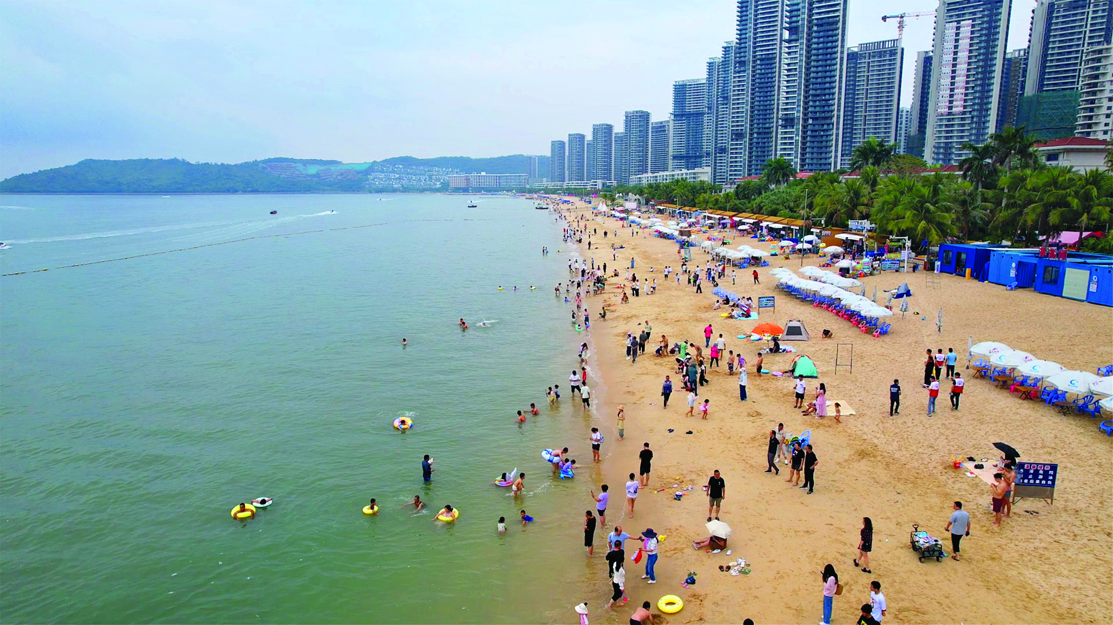     游客在惠东十里银滩游玩。    惠州日报记者洪鹊儿 通讯员龙咏靖 摄