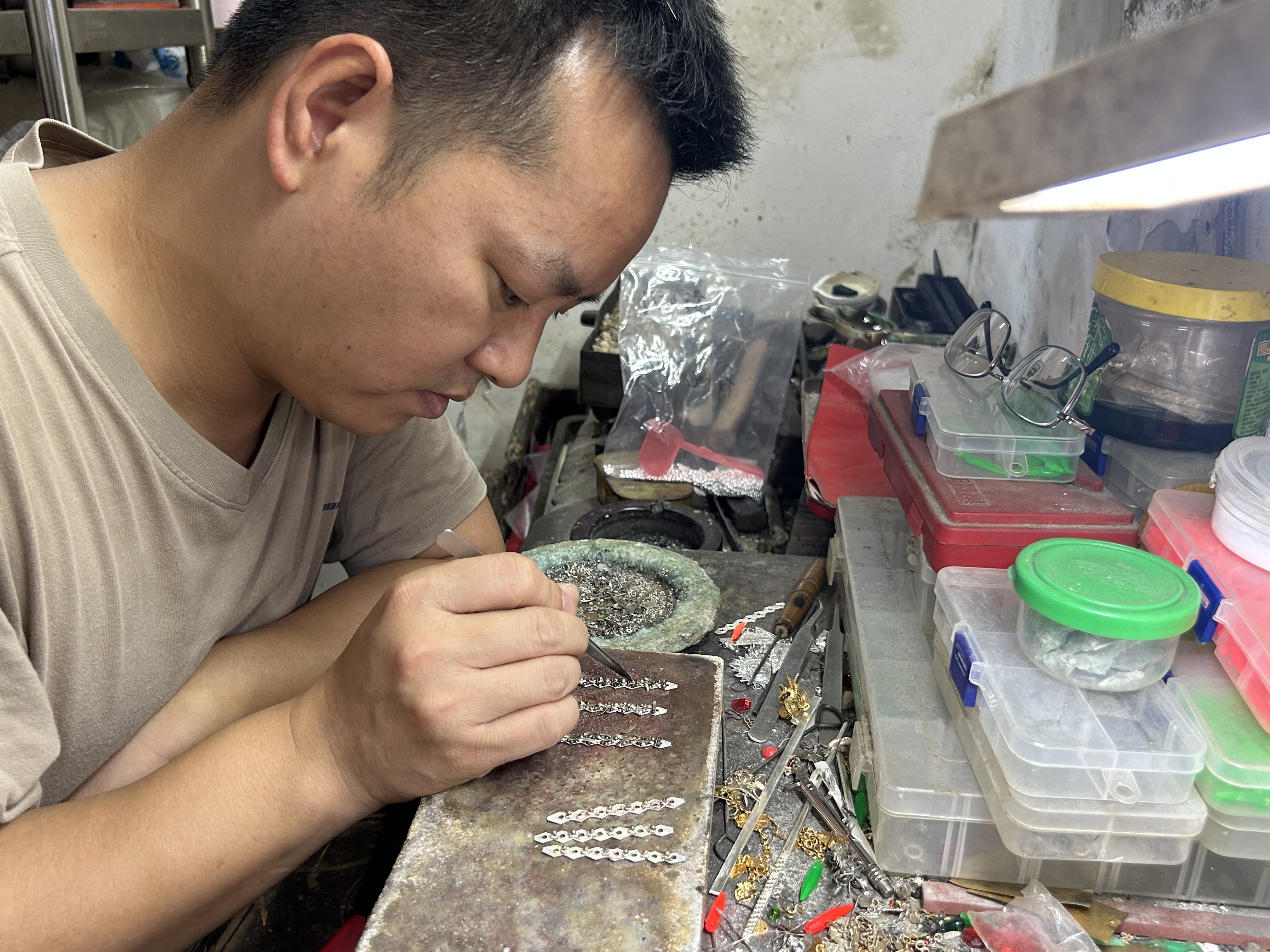     【银饰发簪】胡加明仔制作银簪配件。