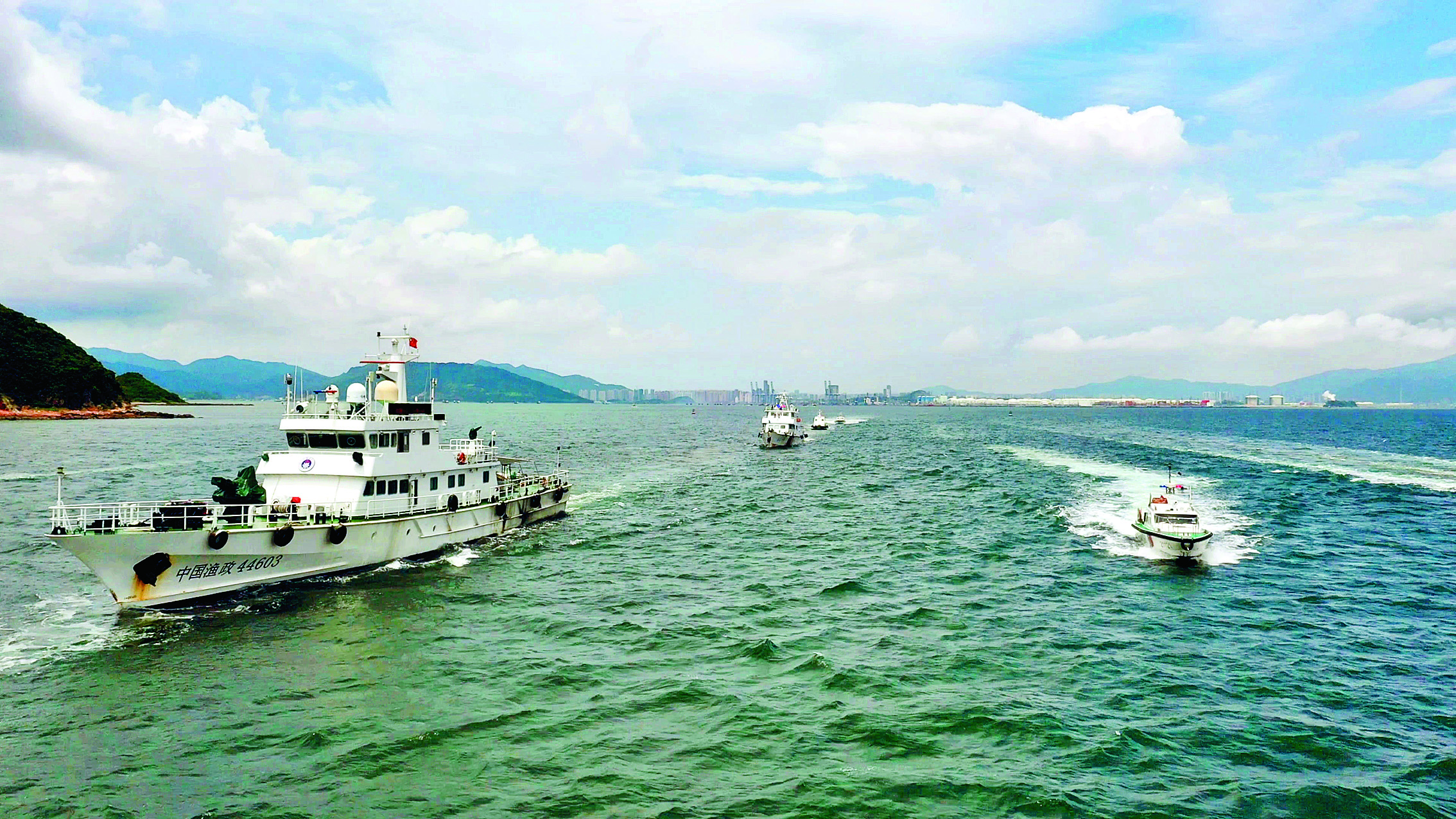     伏季休渔前，惠州市海洋综合执法支队联合惠州海事局在大亚湾海域开展联合巡航执法行动。    惠州市海洋综合执法支队供图