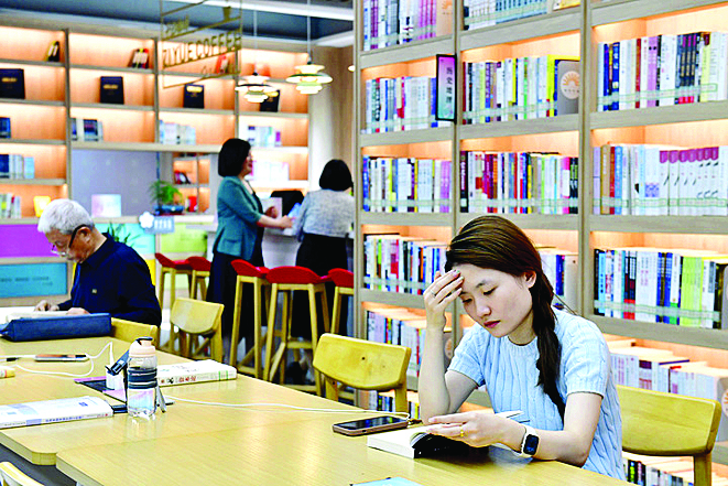     读者在日照市东港区城市书房樱花园馆阅读。       新华社发