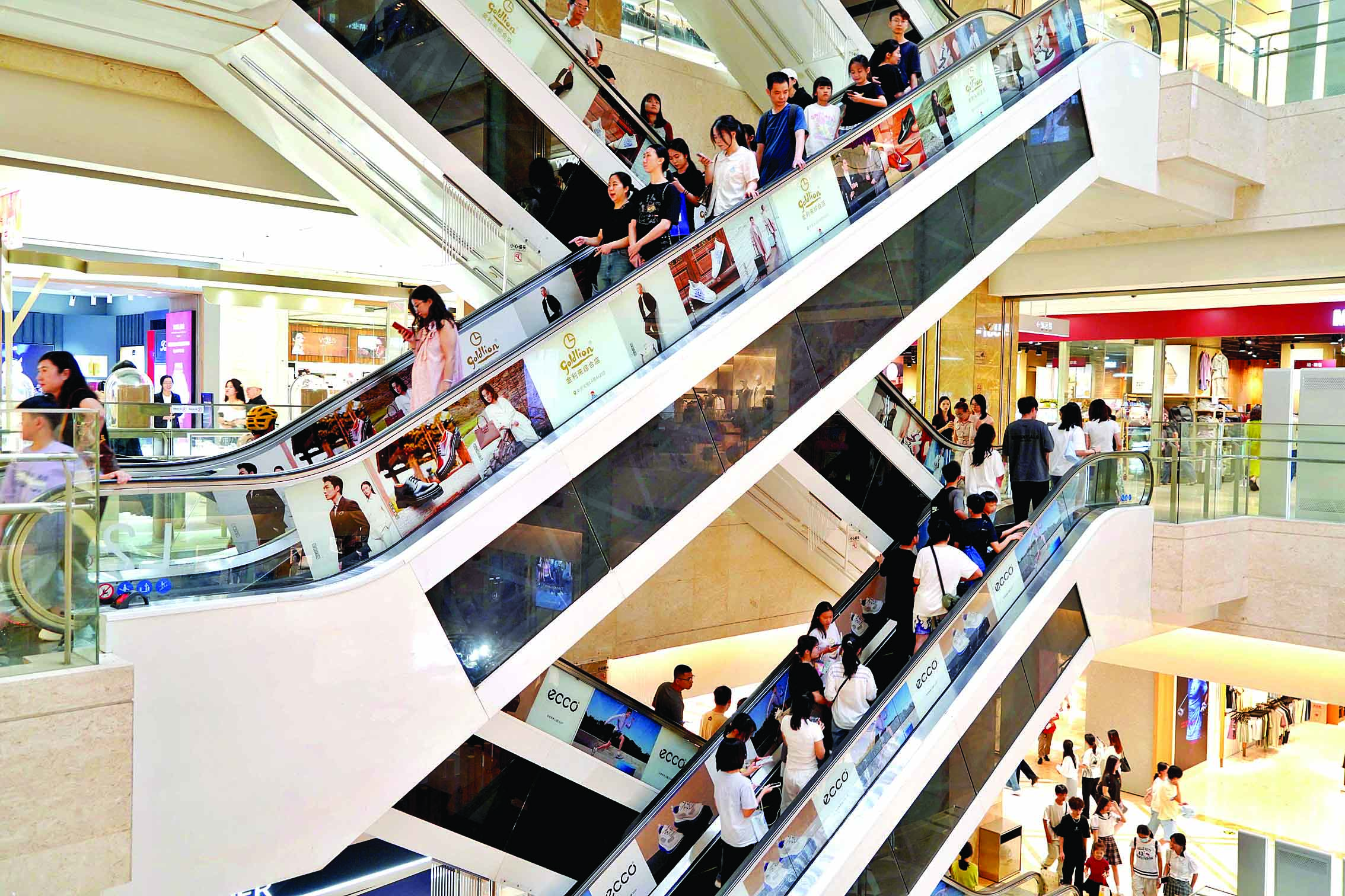     假日商场人气旺。惠州日报记者李松权 摄