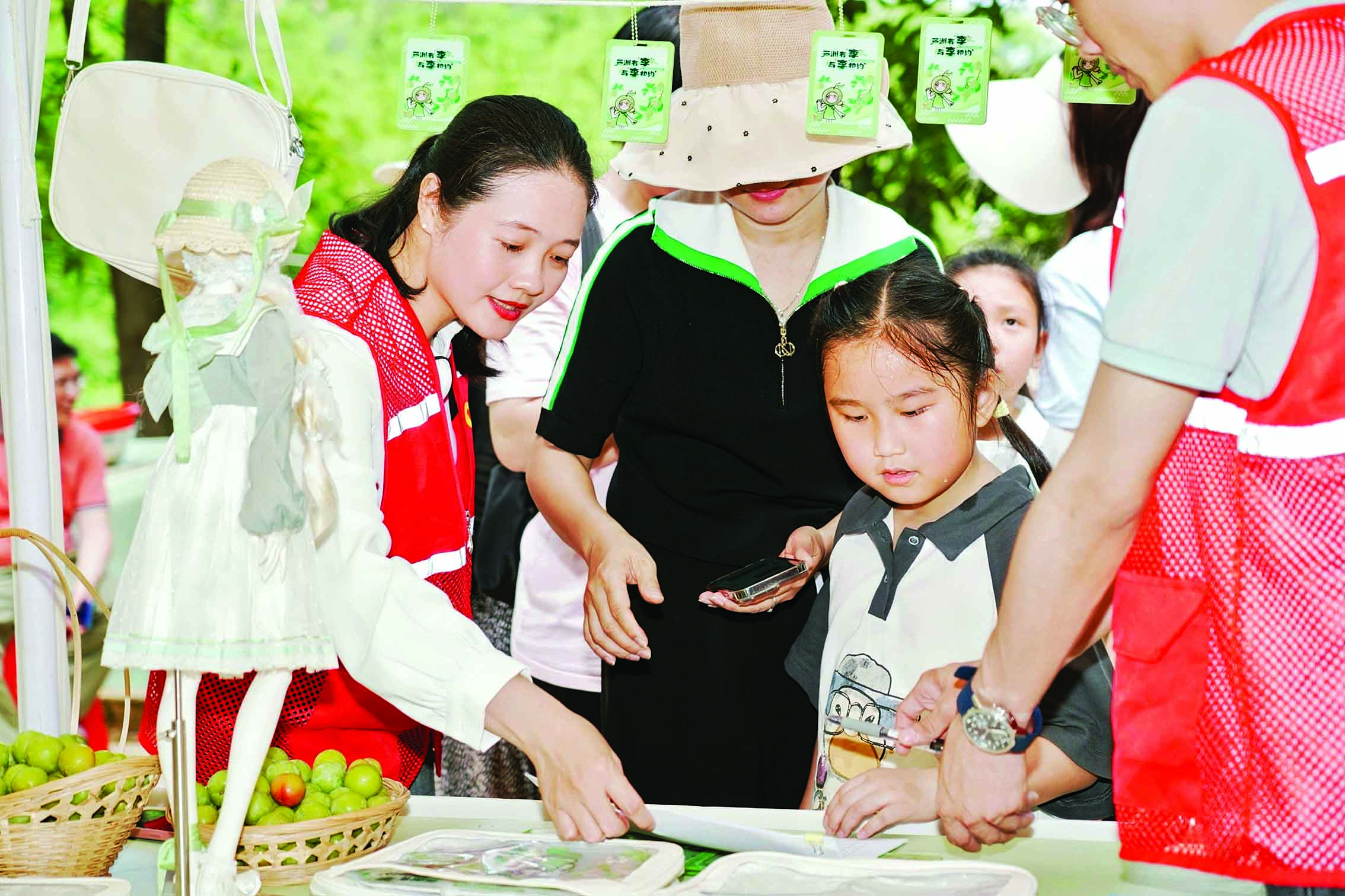     李子特色美食吸引游客品尝。特约通讯员廖咏琳供图