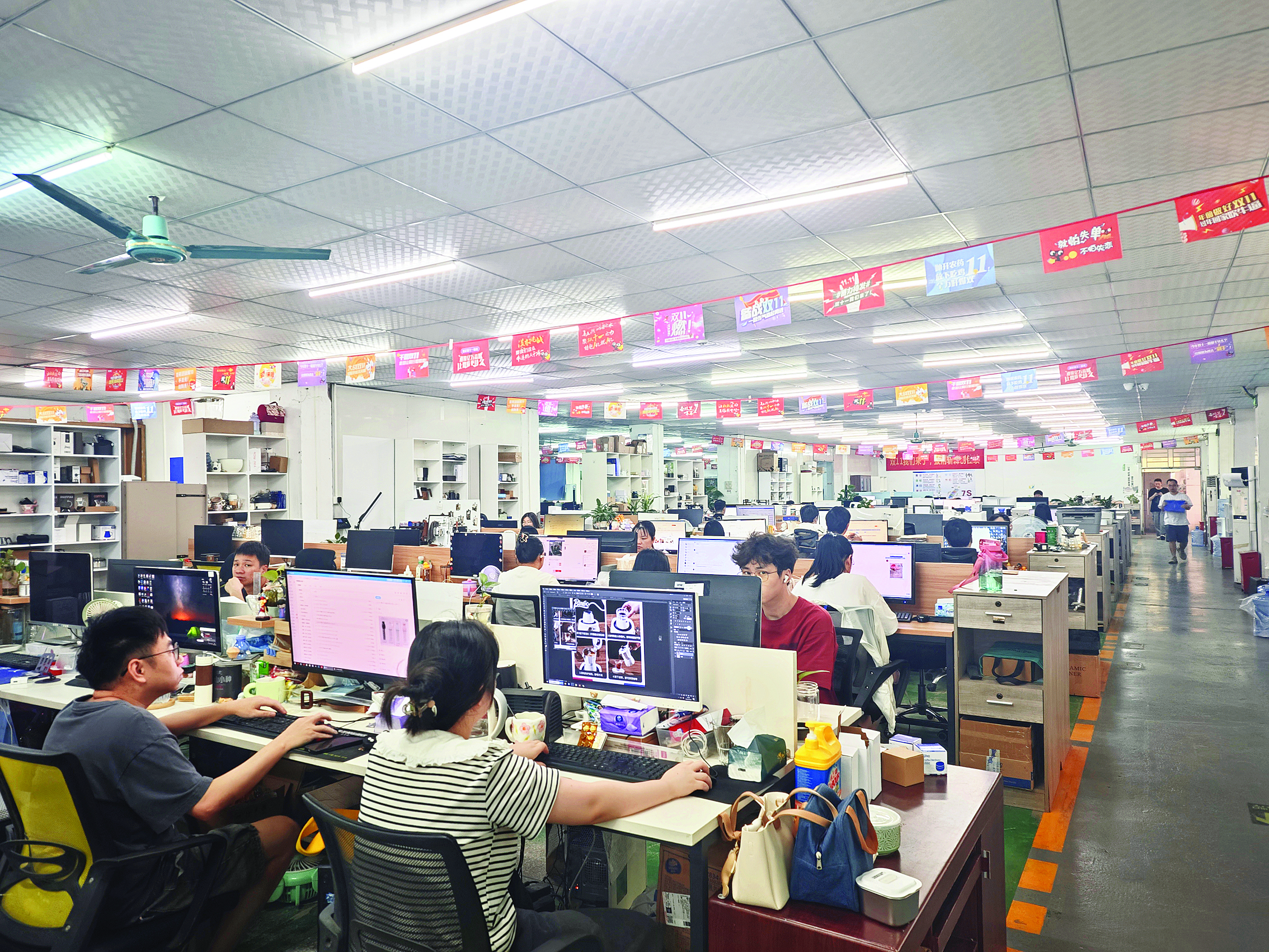     “五一”假期，惠州市光一商贸有限公司“线上不打烊”。惠州日报记者游璇钰 摄