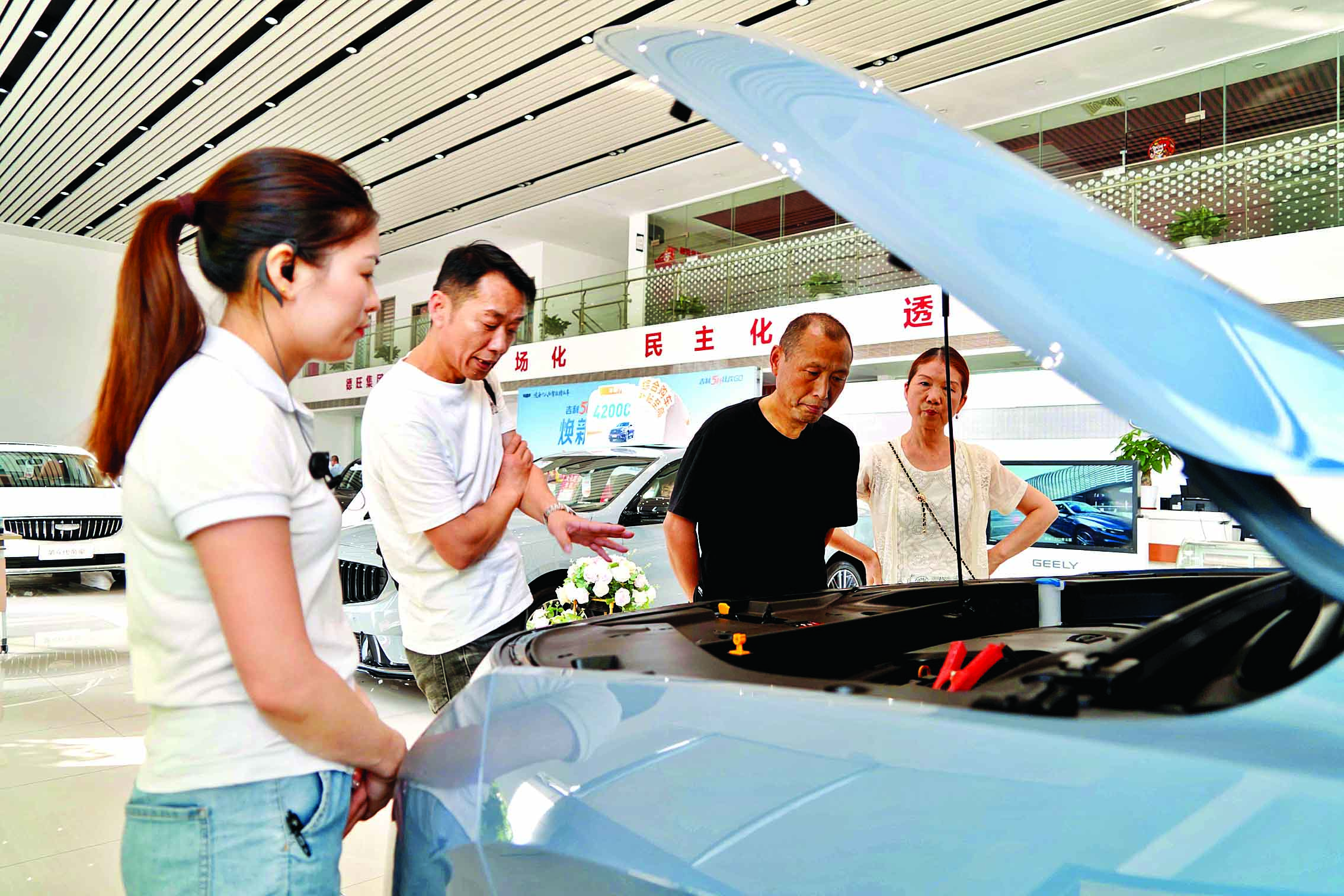    市民在金山汽车城选购汽车。惠州日报记者李松权 摄