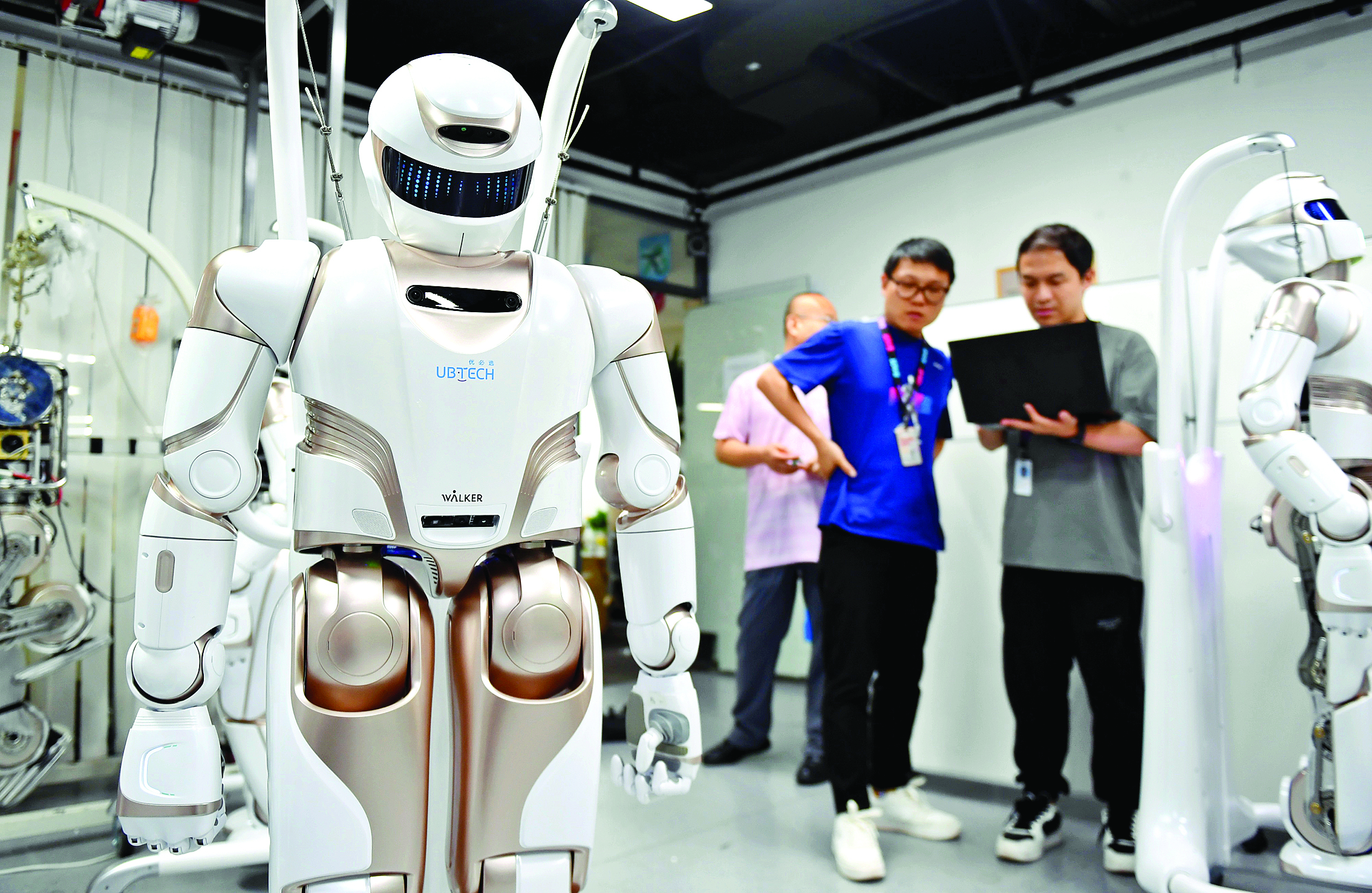     位于深圳市南山智园的优必选总部，工作人员对人形机器人进行测试。