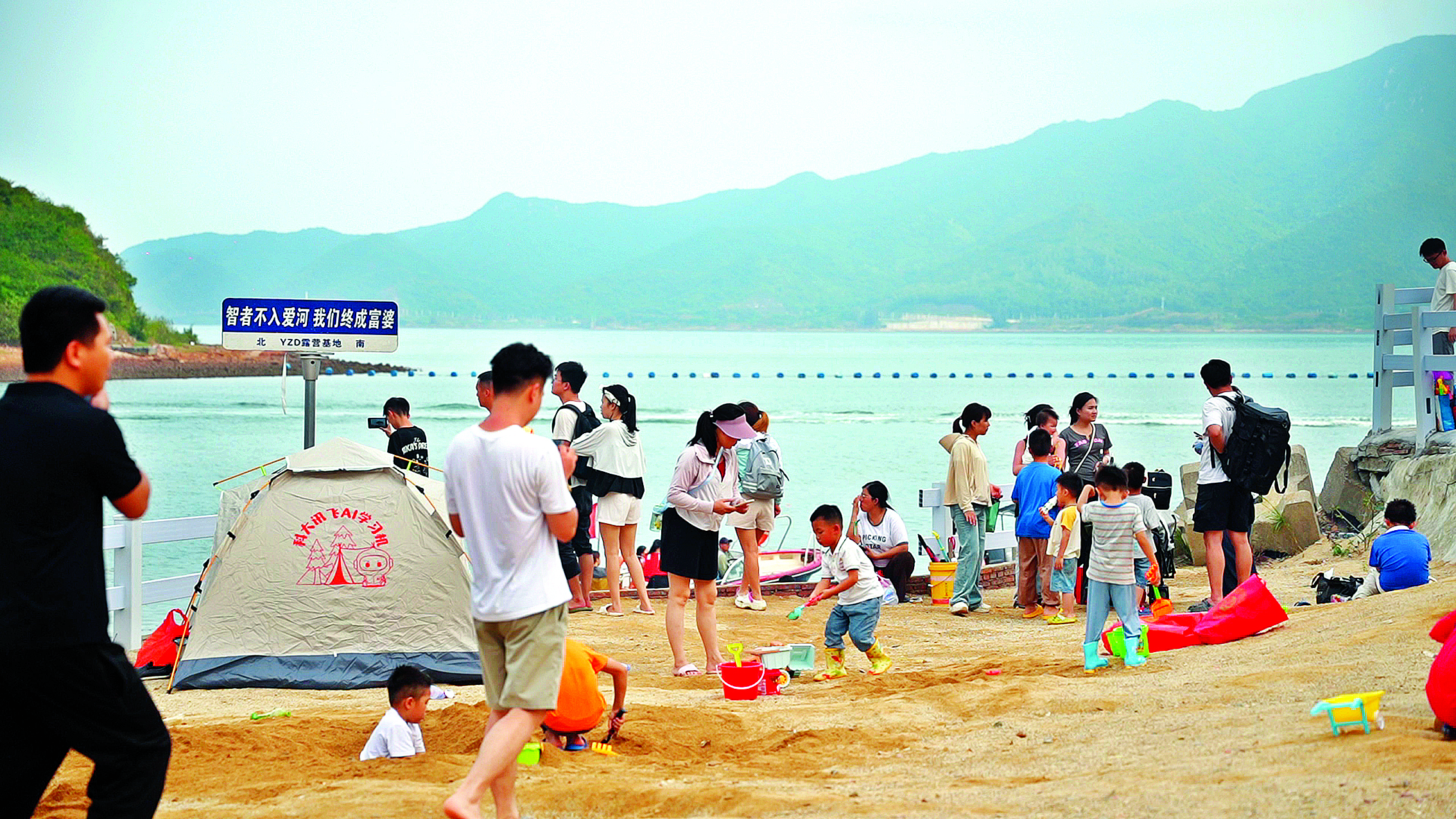     在东升村，游客带着孩子正在赶海。惠州日报记者黄旭新 摄