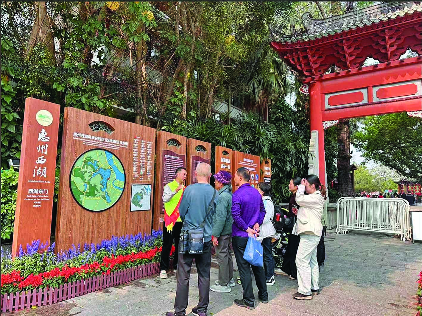     志愿者在惠州西湖为游客作讲解。惠州日报记者骆国红 摄