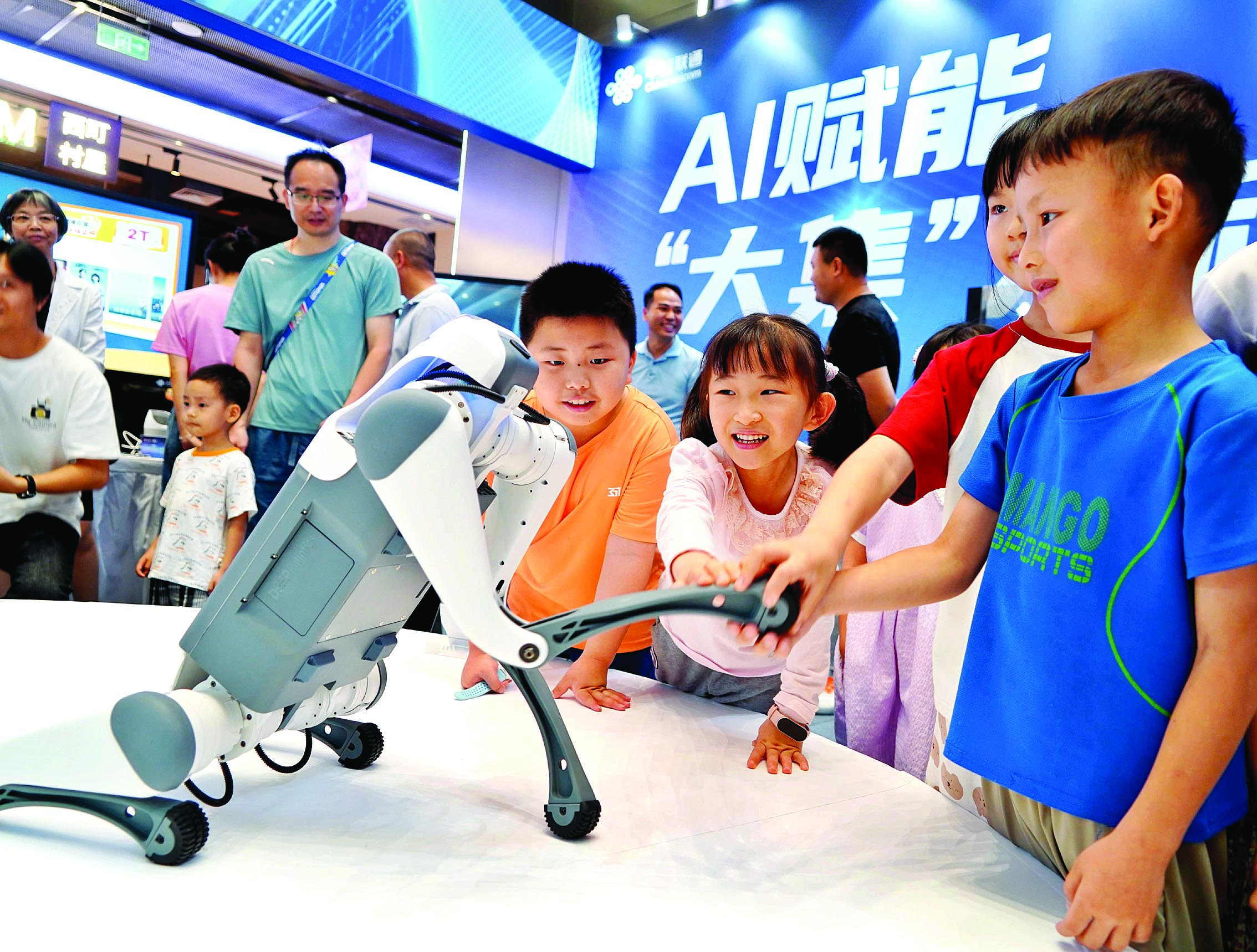     童触AI，你好机器狗！    5月3日，惠州市“五一”AI赋能“大集”大利活动在市区港惠购物中心东区二楼中庭启动。现场展示的人形机器人、AI机器狗、AI智能眼镜、智能医疗设备、数字人等AI科技前沿产品，吸引了众多市民前来参观体验。图为现场几名小朋友在会跳舞的AI机器狗表演结束后，主动上前与AI机器狗握手，用稚嫩的小手感受AI科技。    惠州日报记者李松权 摄