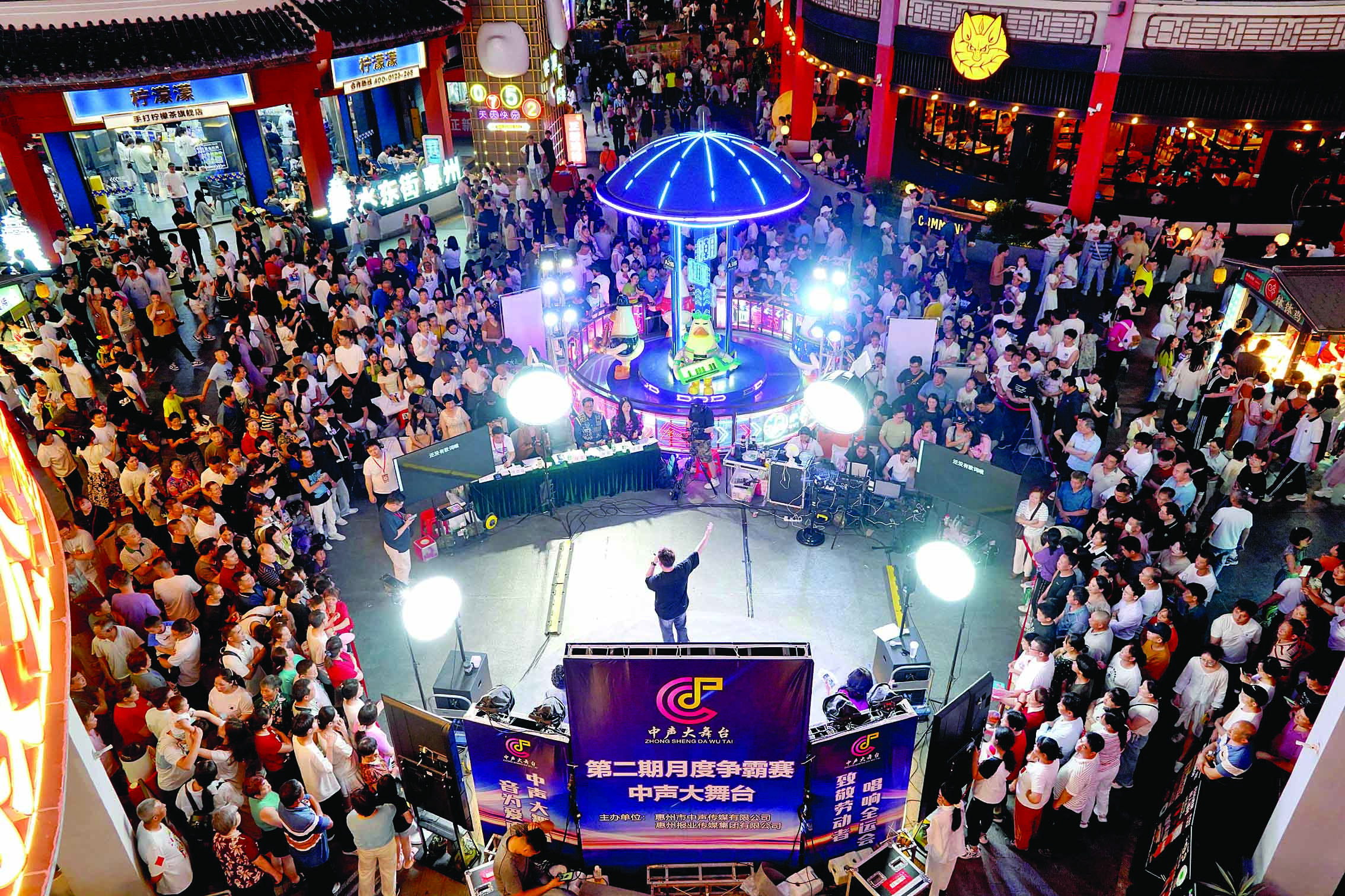     5月2日晚，“中声大舞台”第二期月度争霸赛在水东街激情上演。本组图片 惠州日报记者李松权 摄