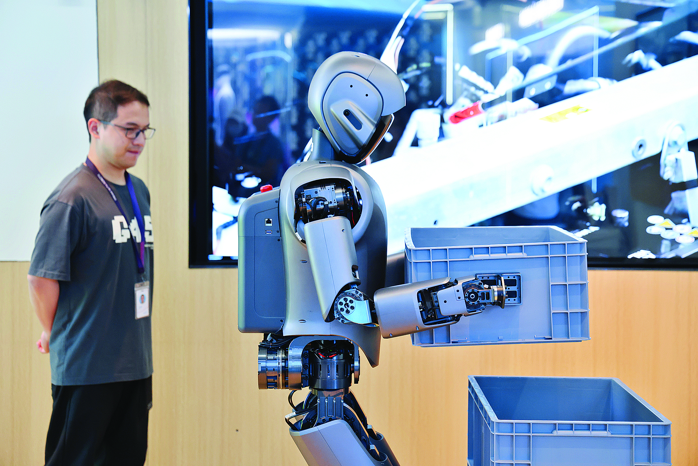     4月23日，在深圳优必选科技展厅内，工业人形机器人Walker S演示搬运物品。