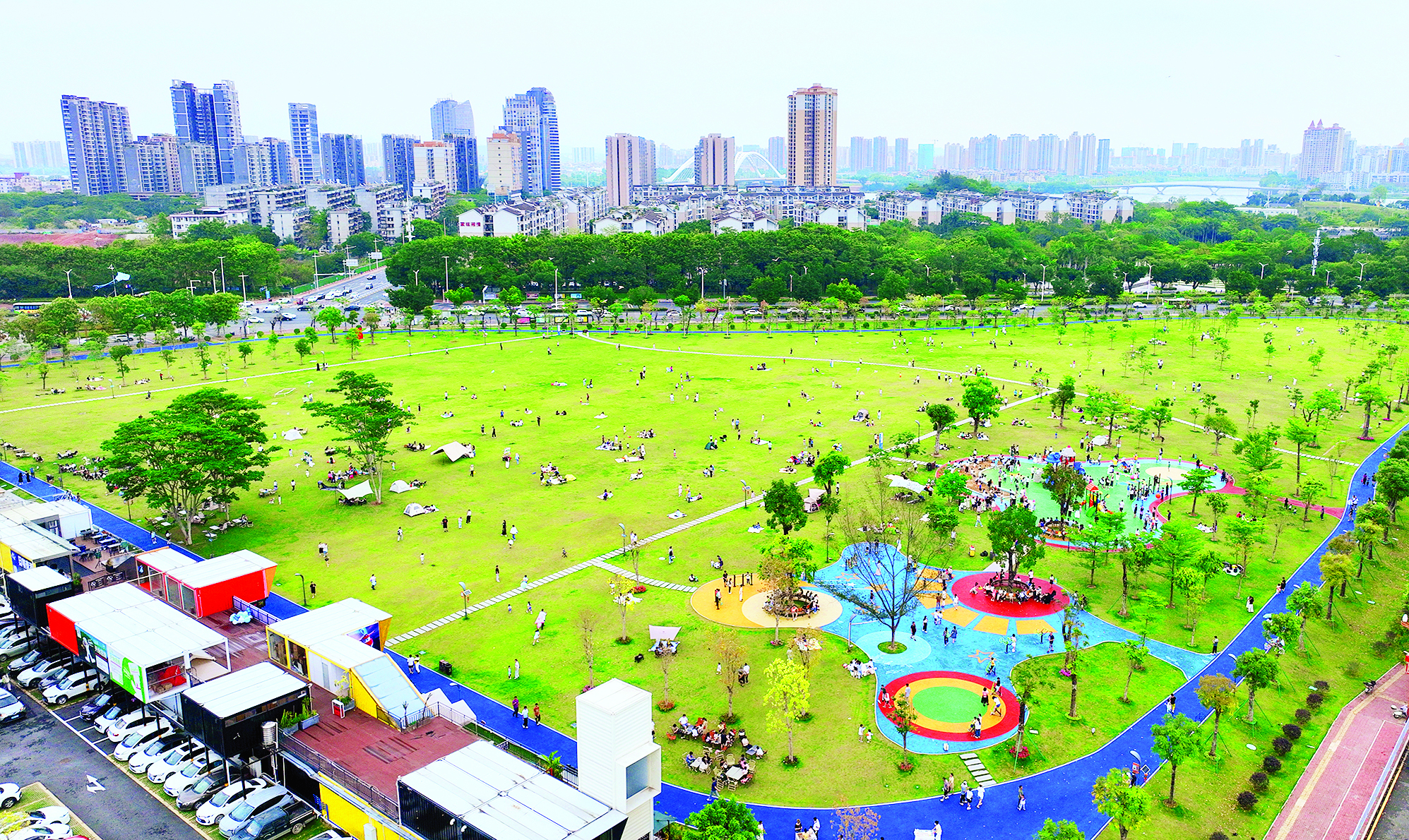     5月4日，市民在惠州市民公园享受假期运动休闲时光。惠州日报记者钟畅新 摄