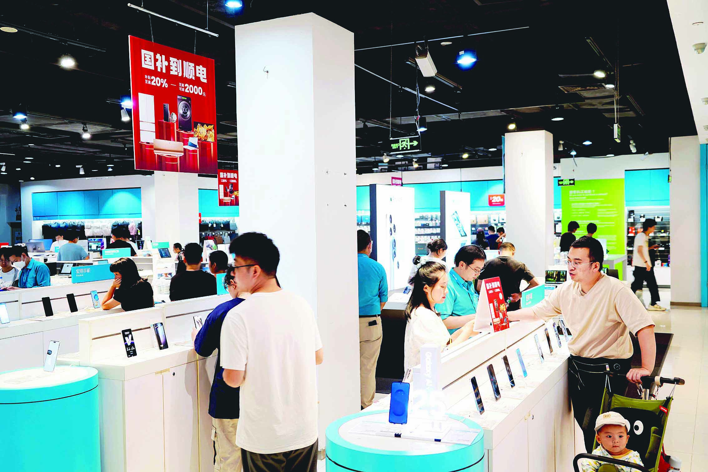     消费者在商场选购电子产品。惠州日报记者李松权 摄