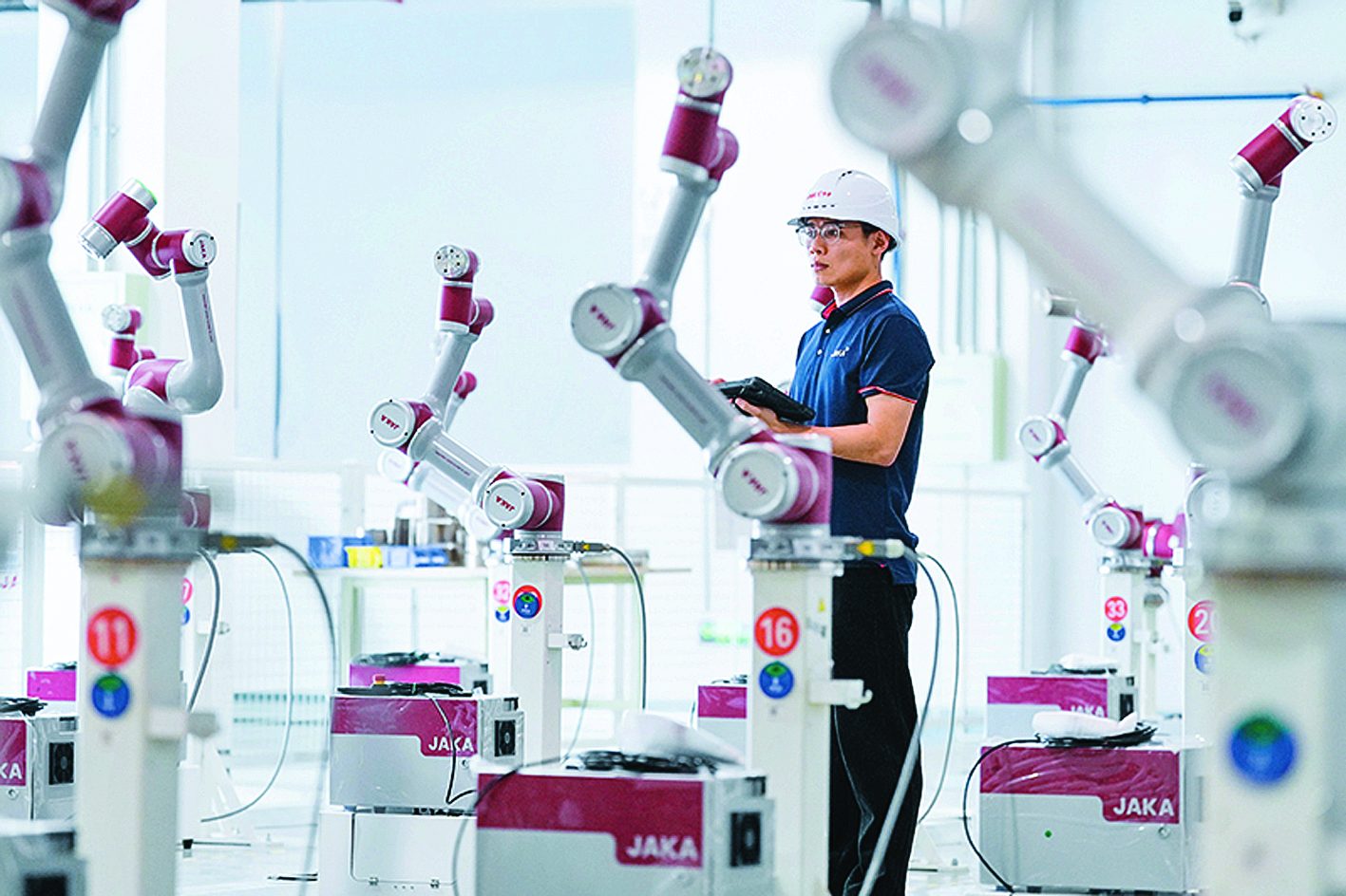     在位于江苏省常州市武进区的常州节卡智能装备有限公司制造基地，工作人员在对柔性智能协作机器人进行全系列测试。