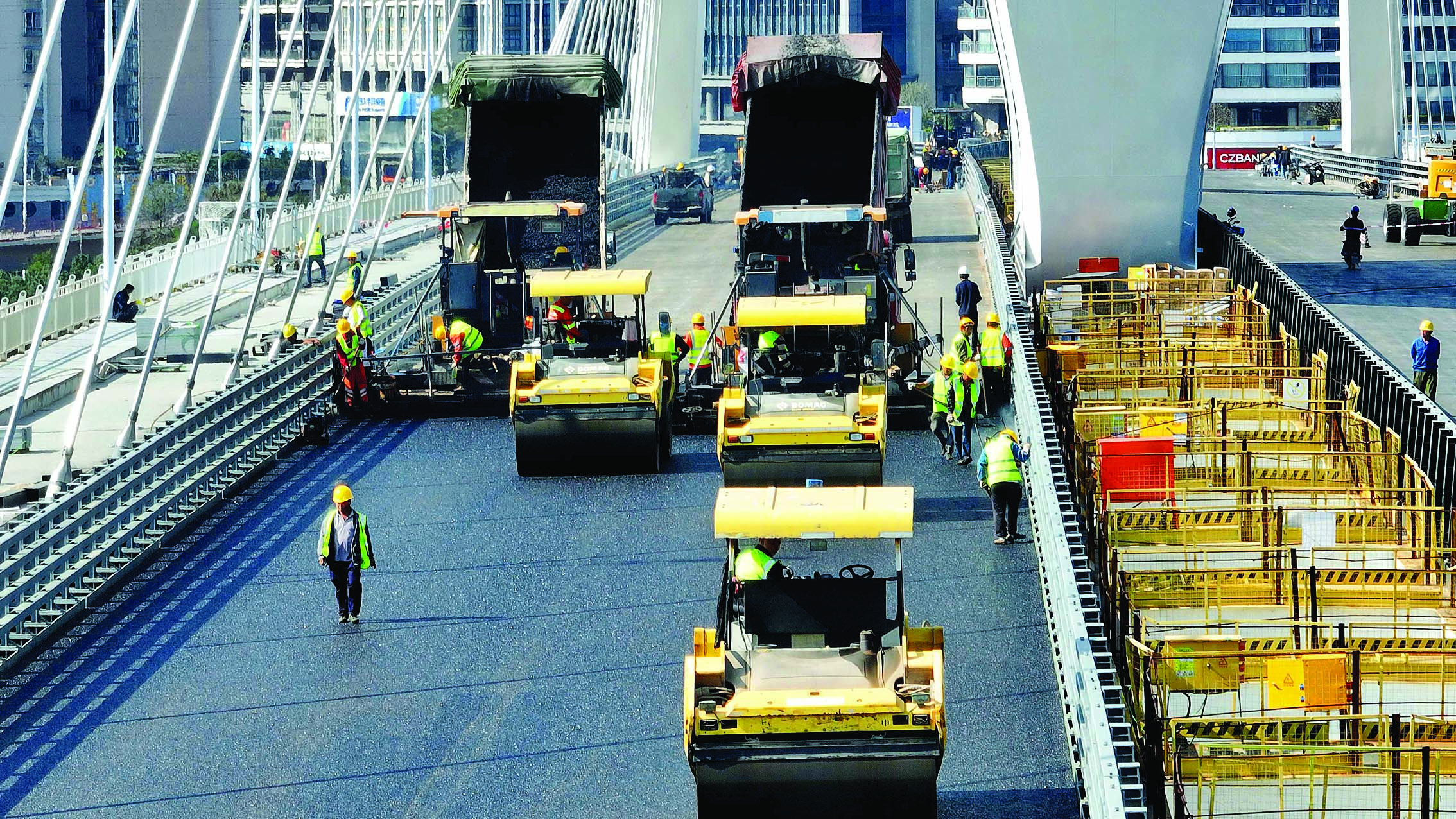     2024年12月10日 鹅城大桥主桥铺沥青。