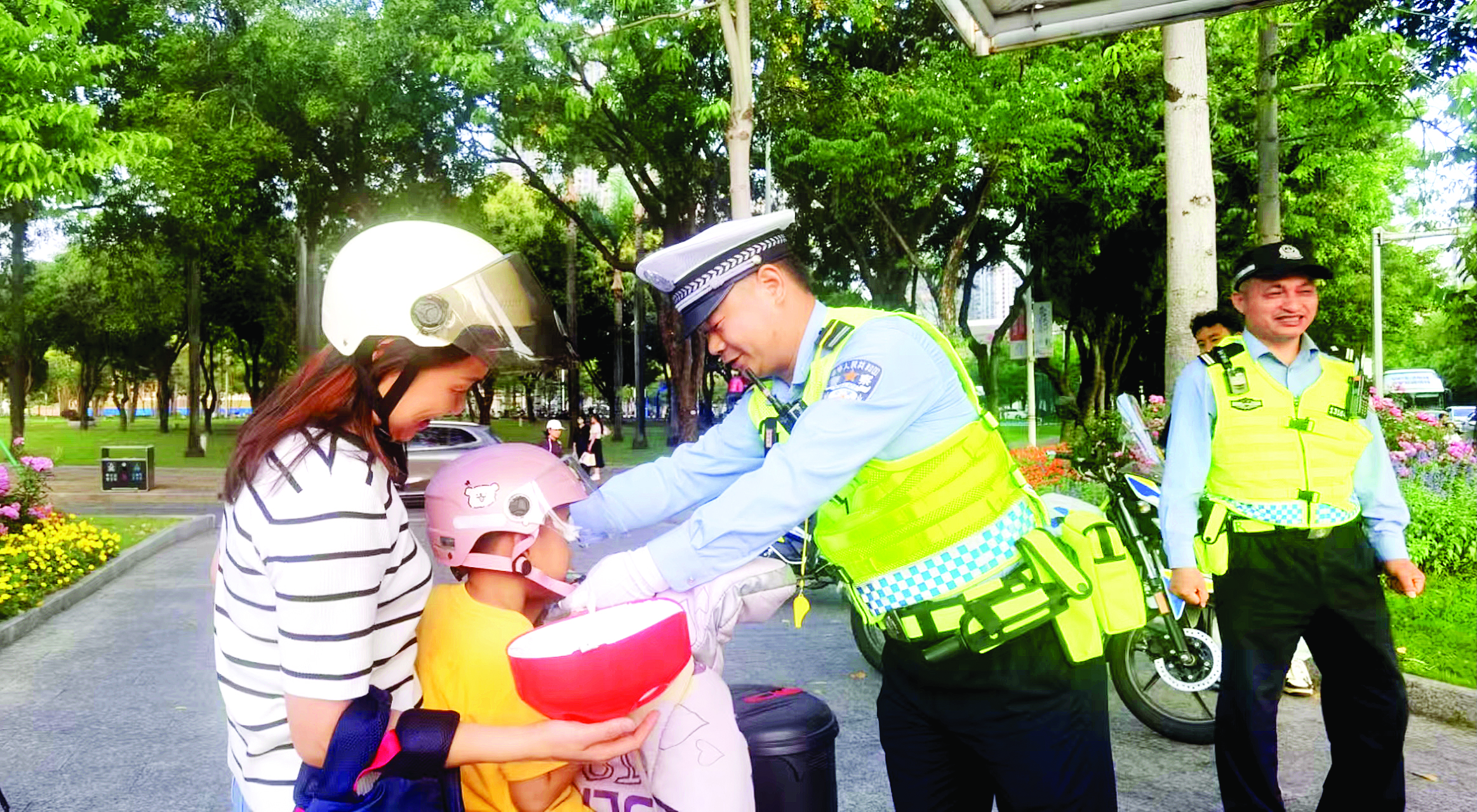     惠州交警开展送安全头盔活动，增强群众安全意识。