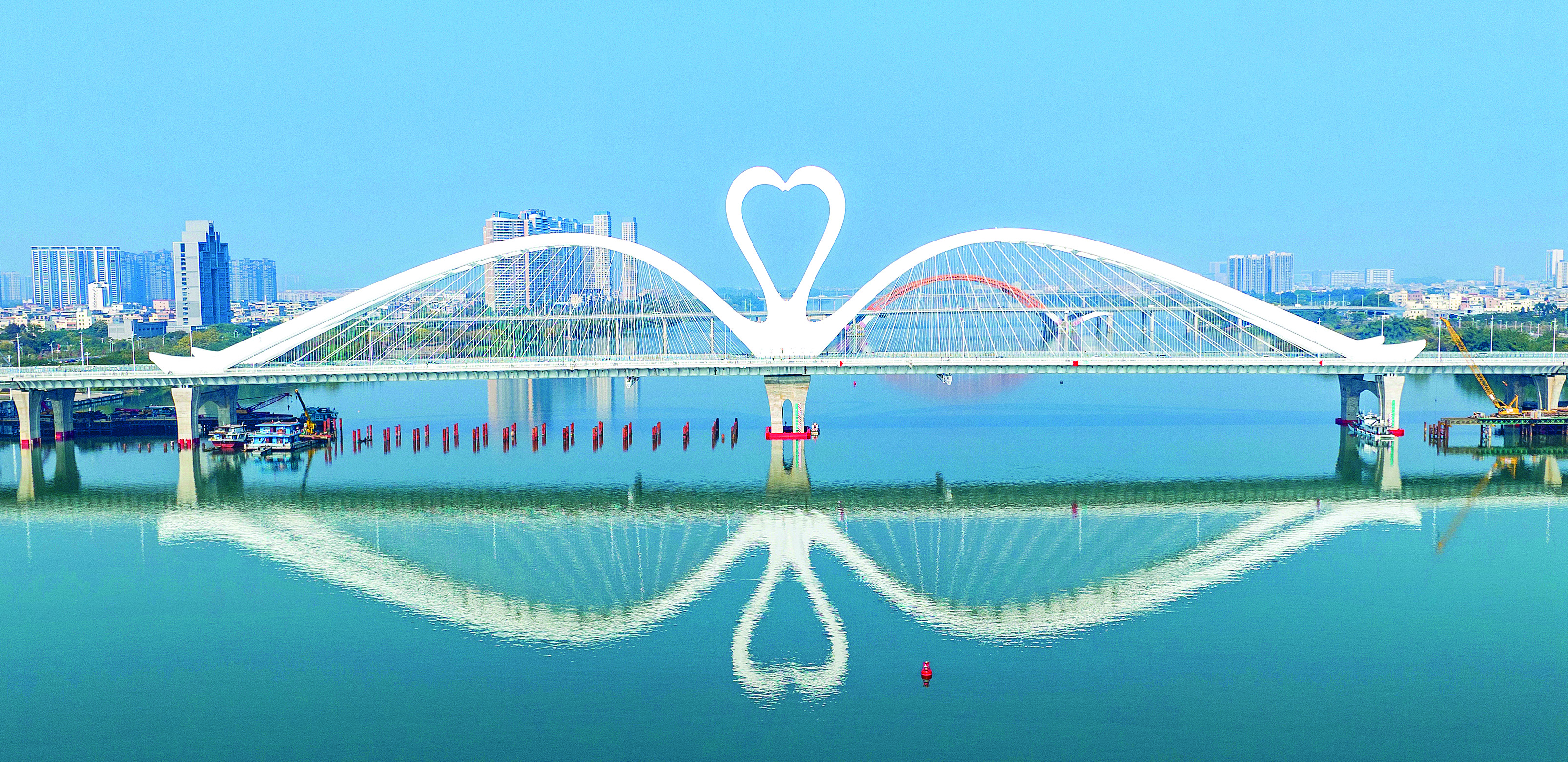     鹅城大桥主线全长2974米，包括主桥及相接道路，按双向6车道设计。