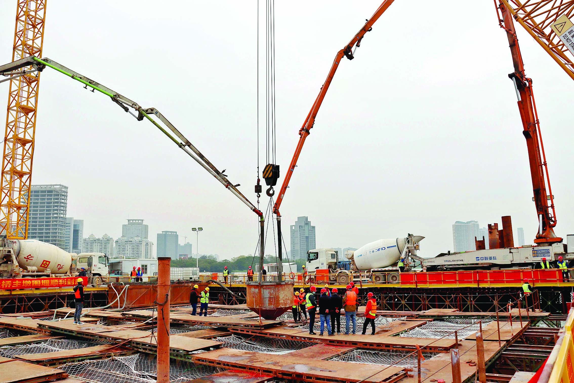     2022年12月12日 主桥3号墩双臂钢围堰封底。