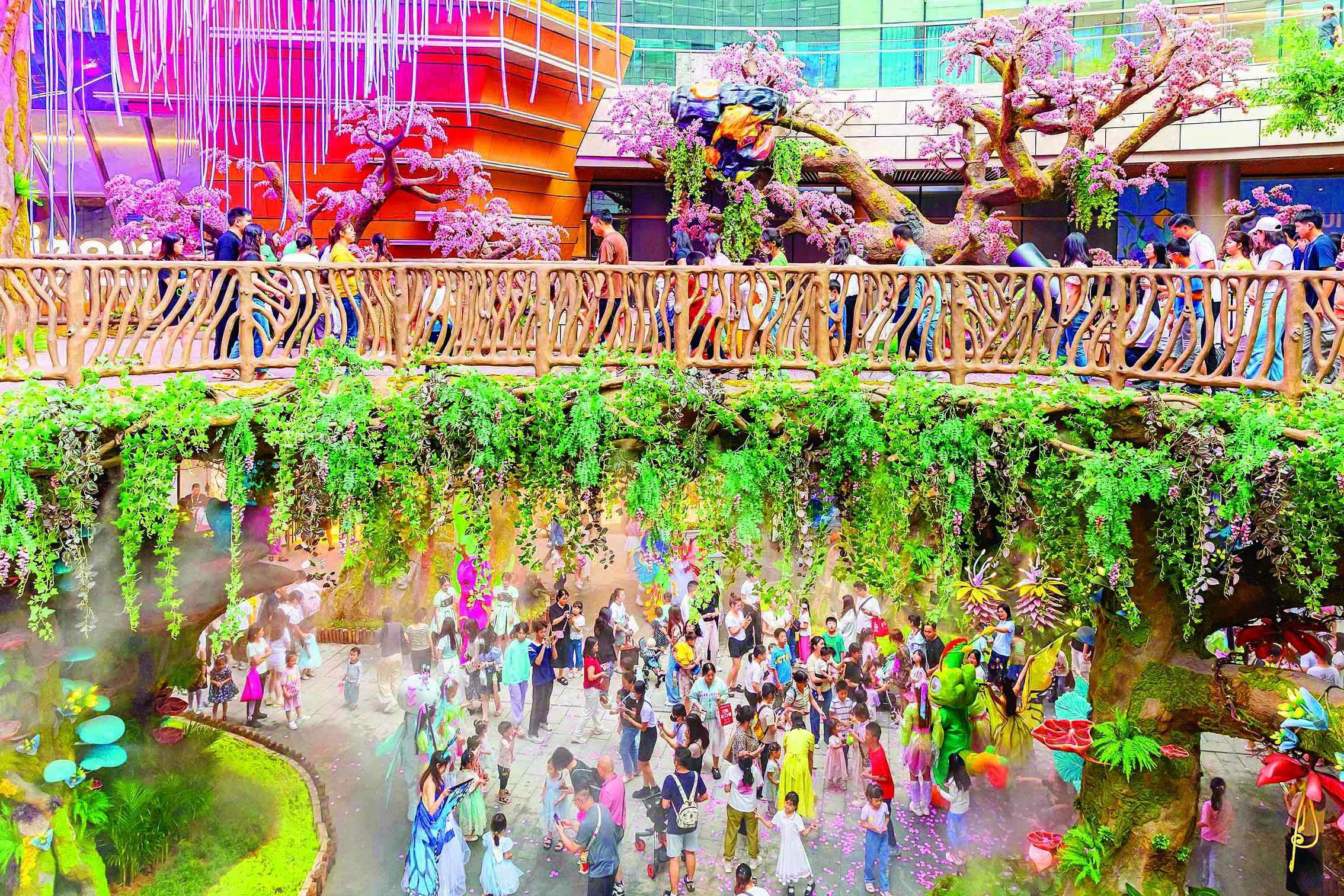     港惠新天地打造的惠州首个文旅商业综合体“港惠罗浮里”吸引众多消费者前来。