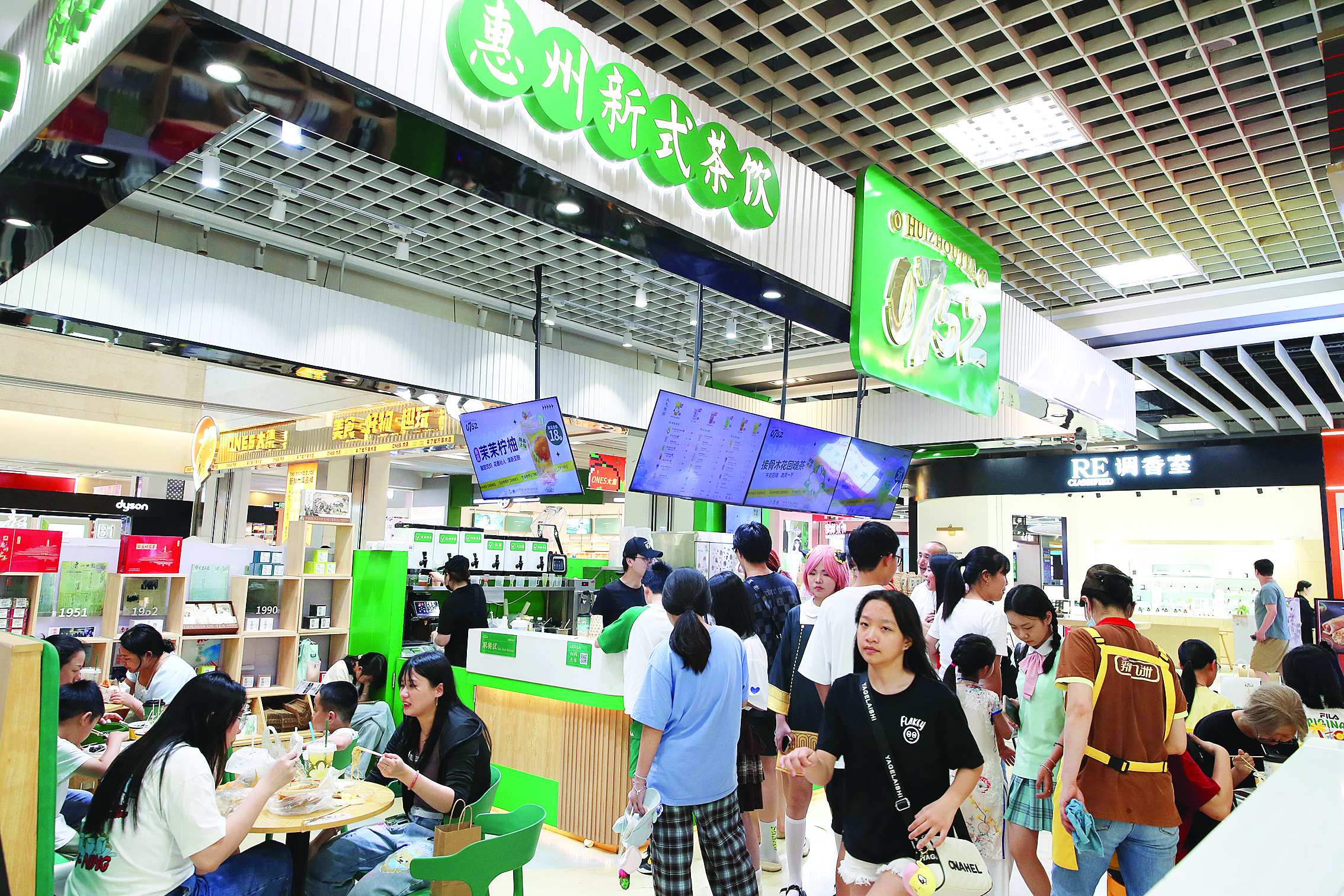     市民在华贸天地选购品尝0752茶文礼茶饮。惠州日报记者钟畅新 摄