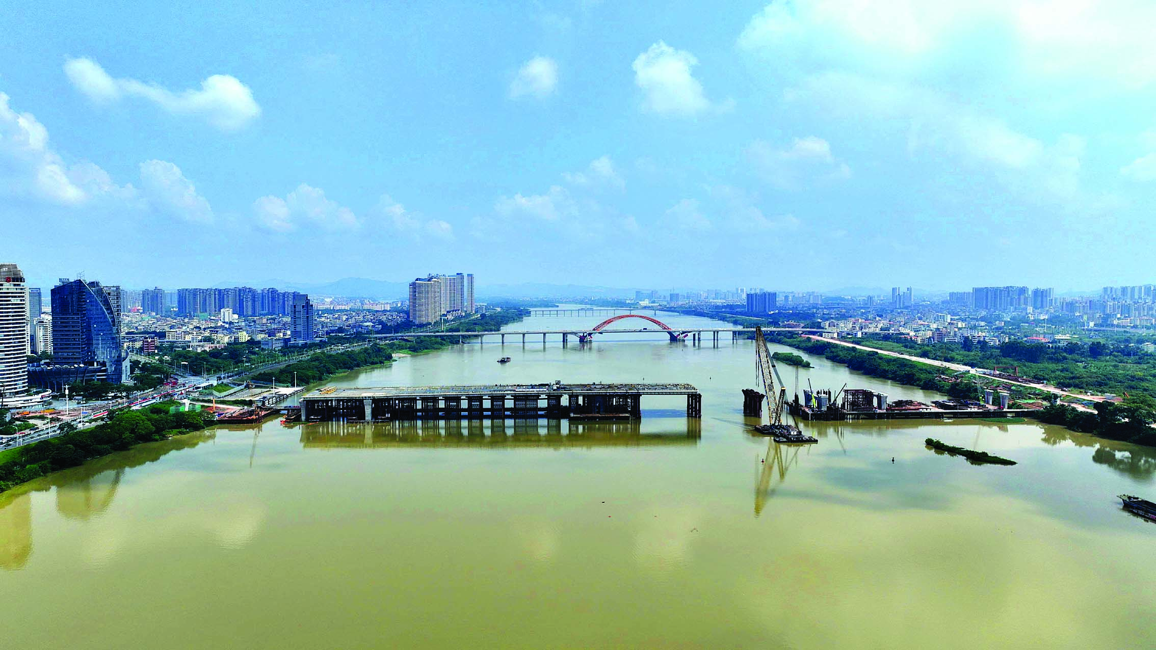     2023年9月23日 初具雏形的鹅城大桥正在加紧施工。