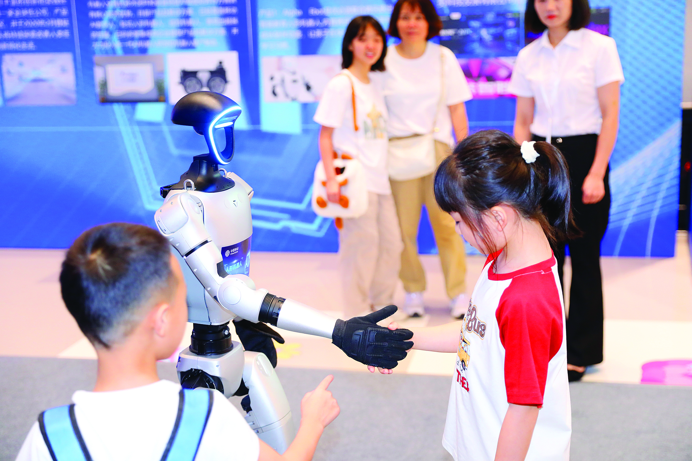     人形机器人与孩子互动。