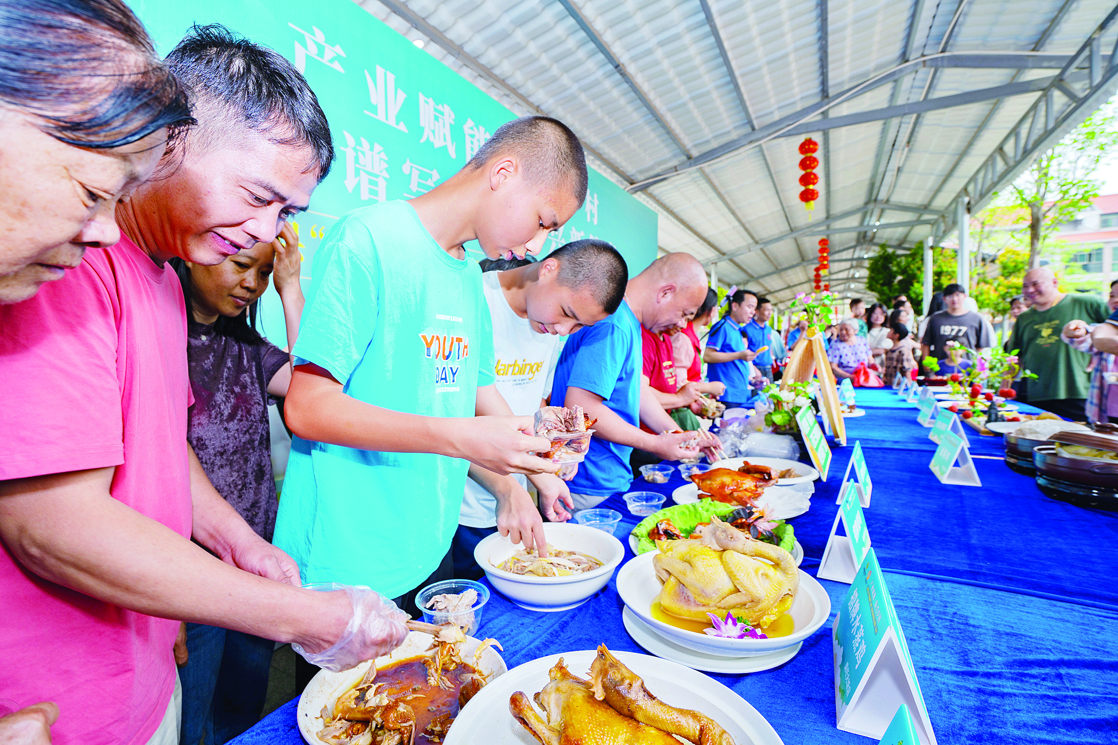     5月3日，博罗县石坝镇三黄胡须鸡推介活动现场人头攒动。