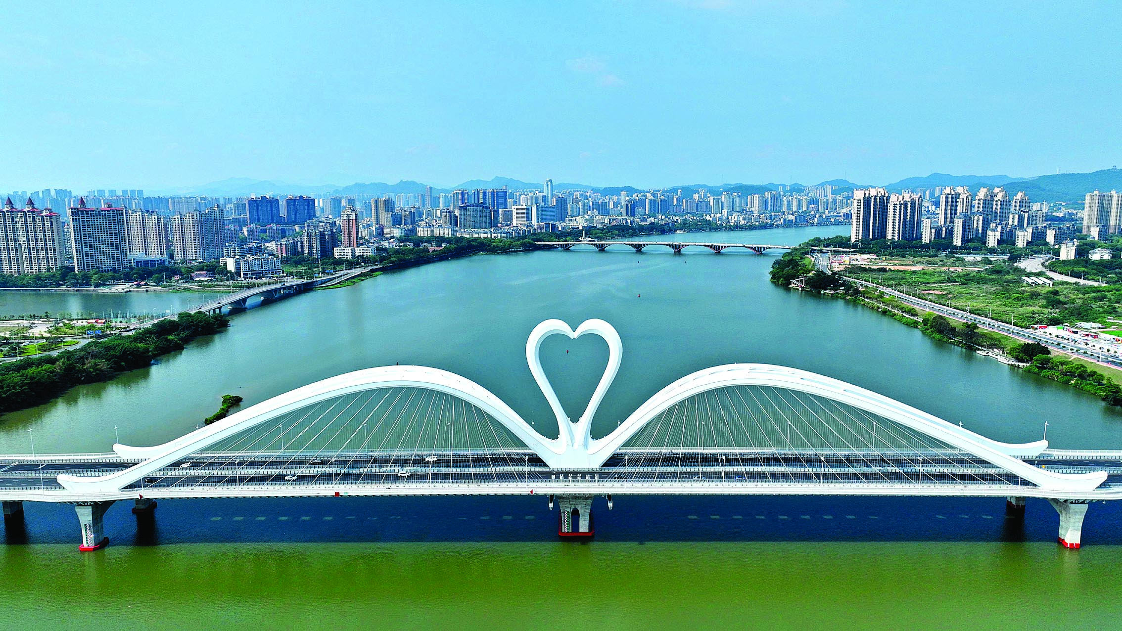     2025年4月29日 自建成以来，鹅城大桥成为网红打卡地。