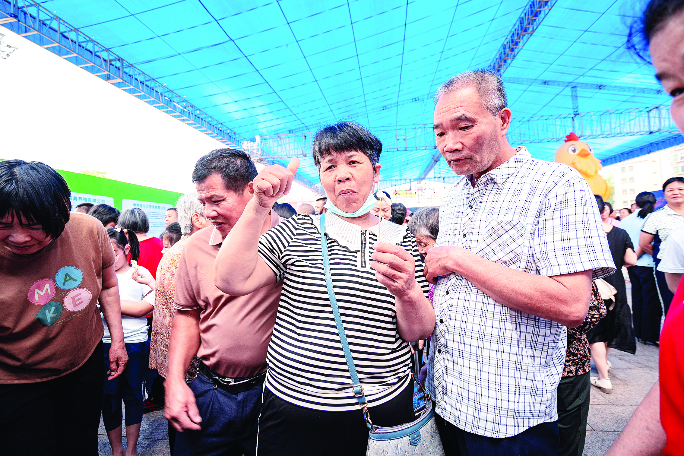     游客品尝石坝三黄胡须鸡。