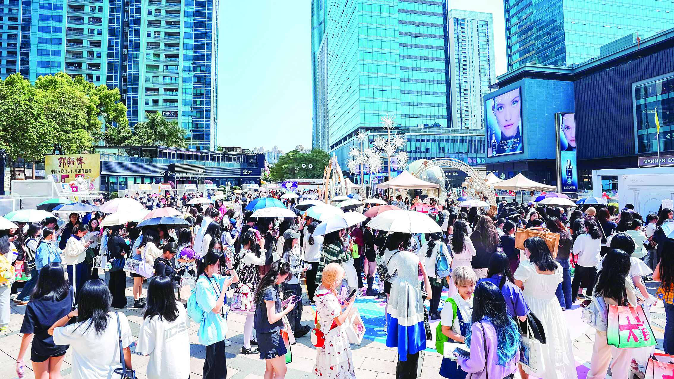     华贸首店矩阵效应成功吸引年轻消费群体打卡。