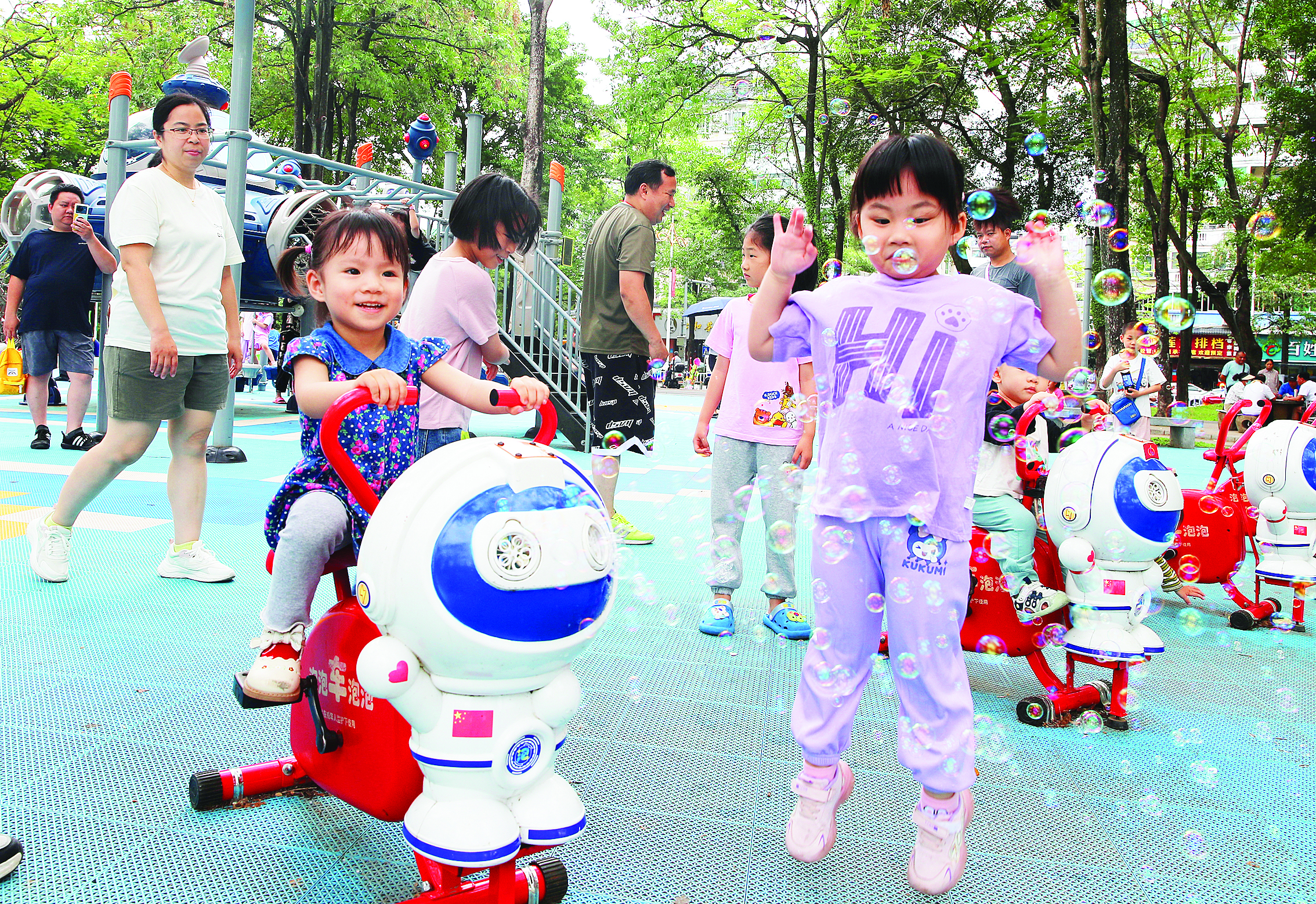     “五一”假期最后一天，不少市民带孩子到东江沙公园游玩。    惠州日报记者钟畅新 摄