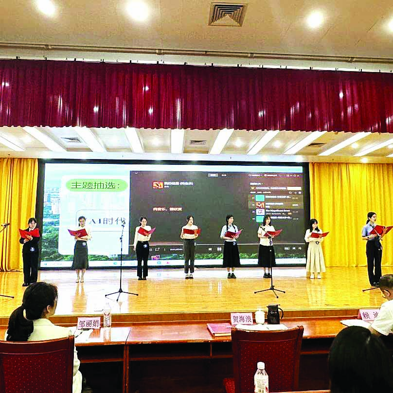     选手们集体朗诵。       惠州日报记者叶文青 摄