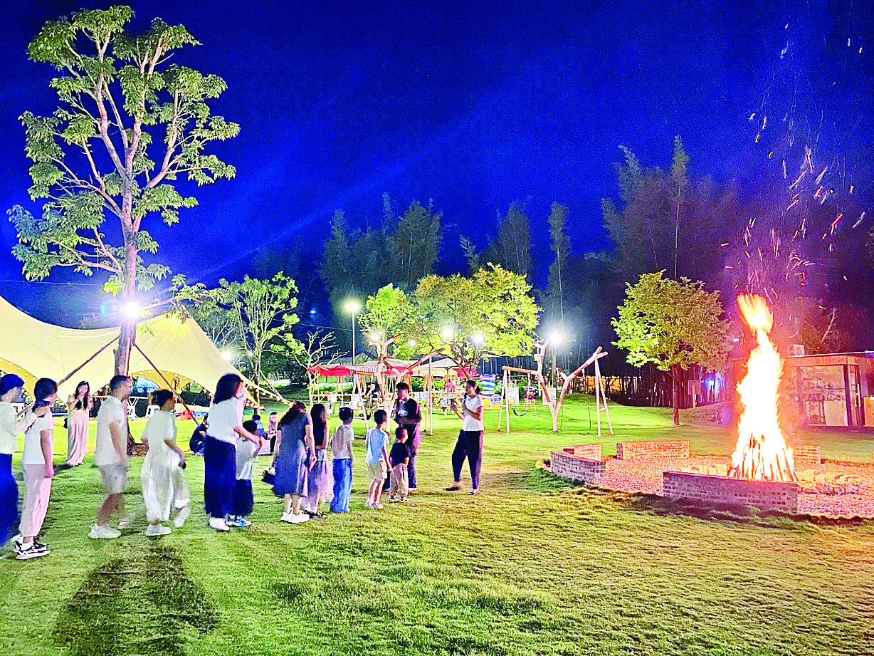     城西村百果里艺术园区精心准备了篝火晚会、星空露天电影等活动。