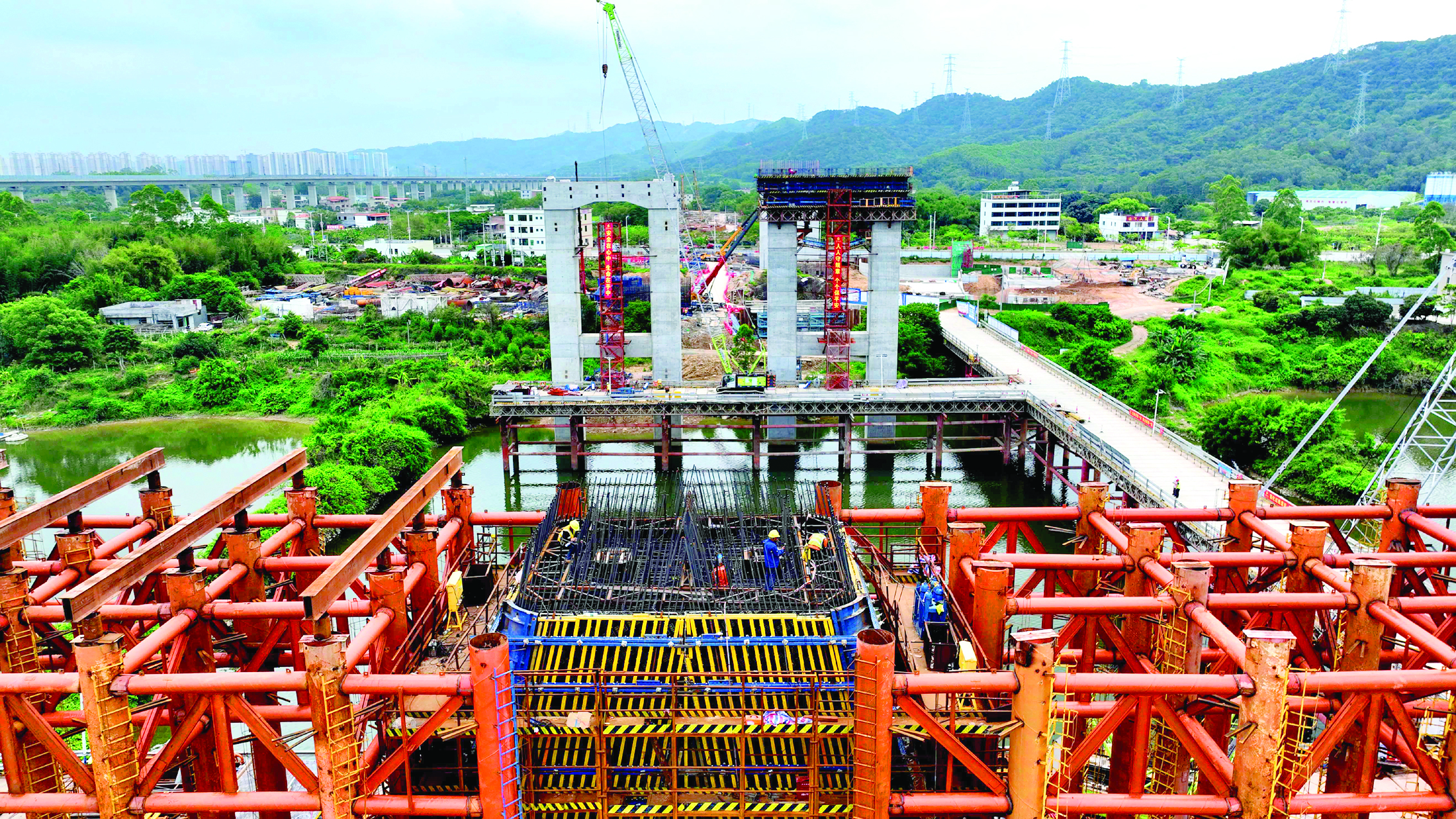     5月5日上午，惠增高速东江特大桥施工现场工人正抓紧施工。惠州日报记者李松权 摄
