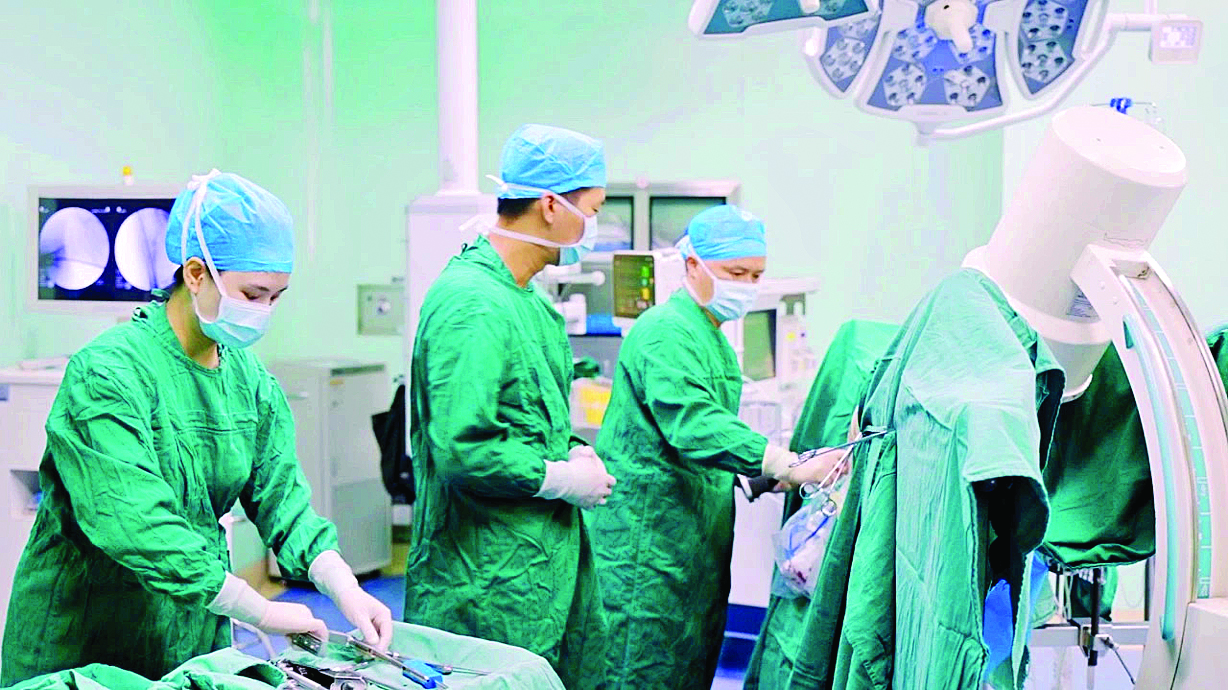     龙门总医院手术室，医生正在准备手术。    惠州日报记者黄宇翔 通讯员龙融心 摄