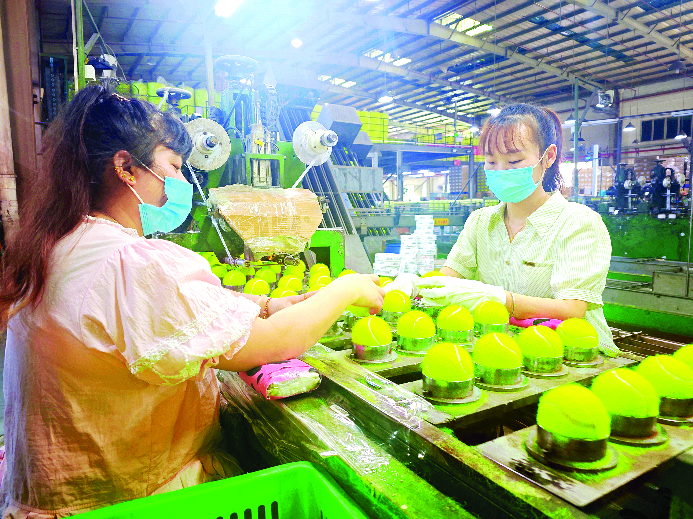     海德运动器材（惠州）有限公司工作人员在检测成品球。