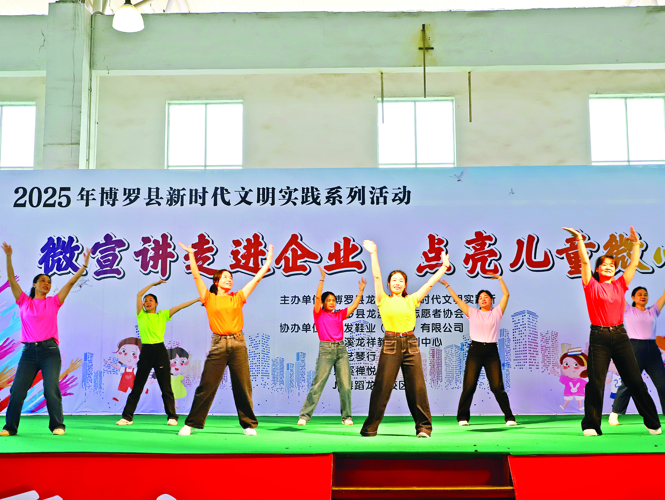     活动上，文艺演出同样精彩纷呈。