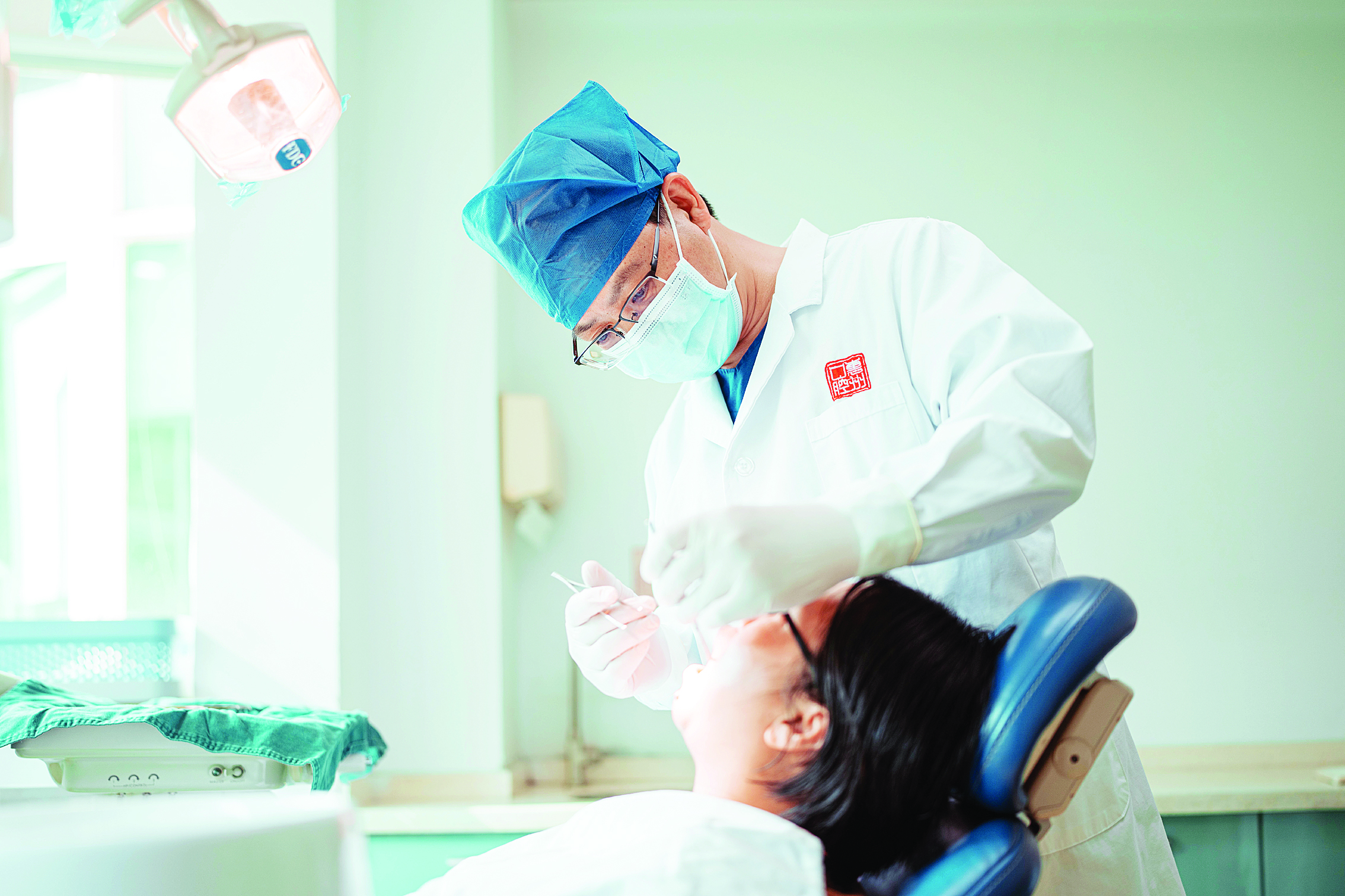     惠州口腔医院院长唐尤超诊疗中。    惠州日报记者周楠 摄