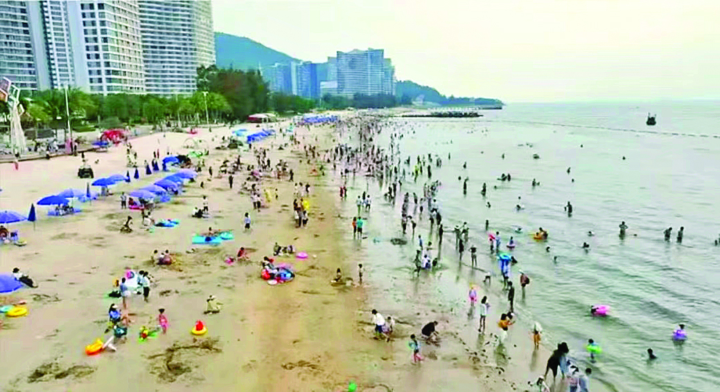    “五一”假期惠东滨海游人如织。