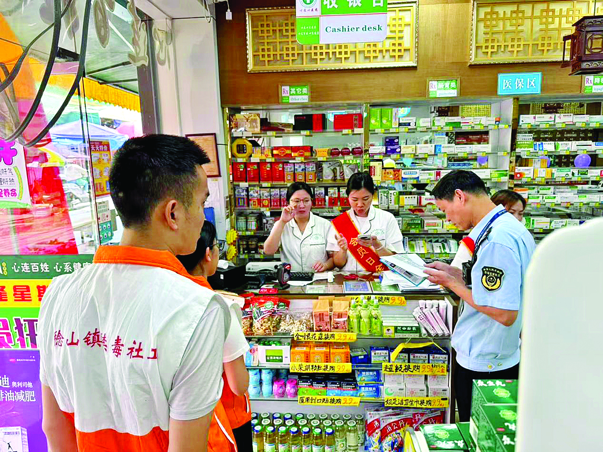     工作人员到药店开展禁毒宣传。惠州日报记者洪鹊儿 通讯员罗显伟 钟俊添 摄