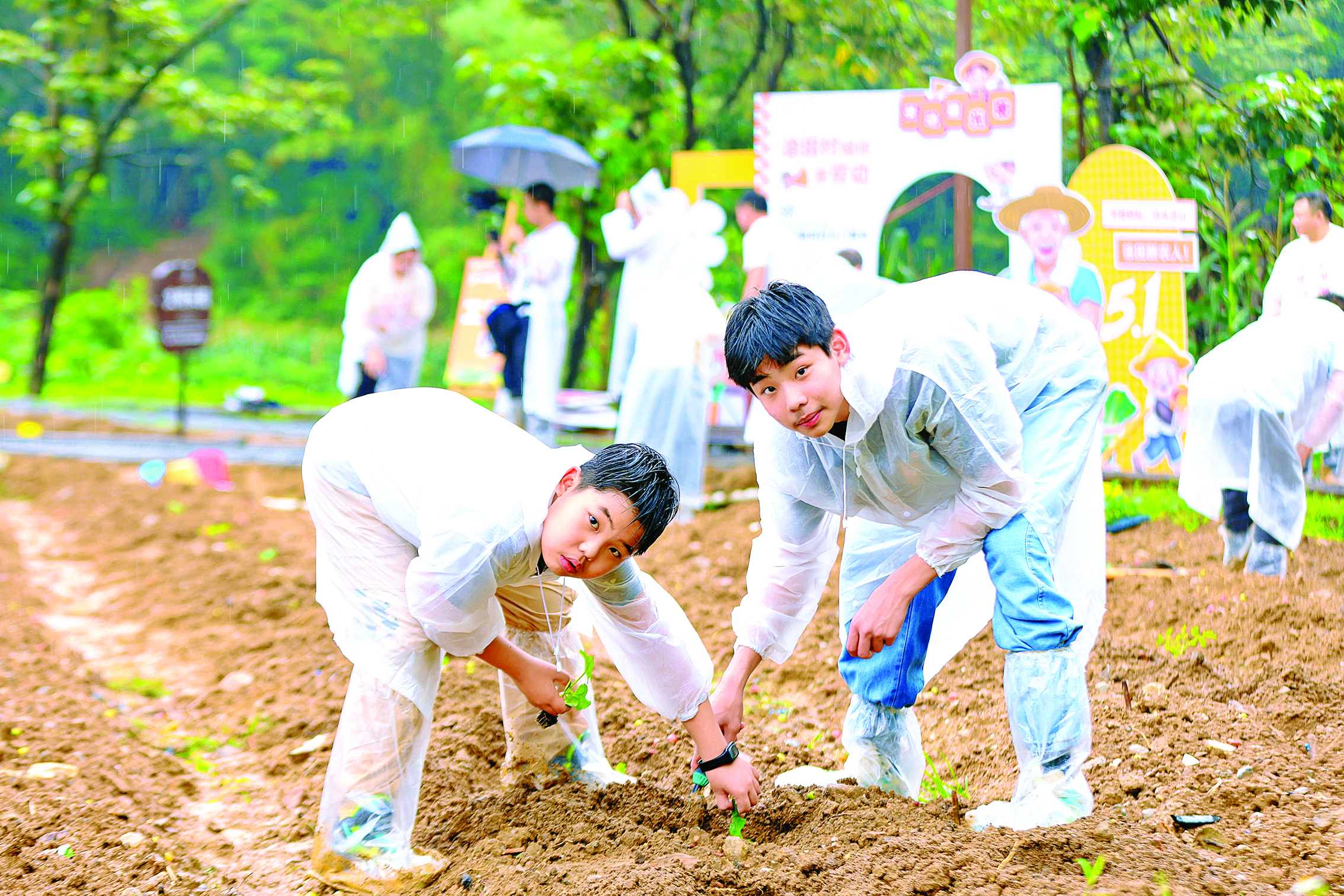     游人参与“‘五一’徐田村喊你来劳动”主题活动。 惠州日报记者卢泓宇 摄